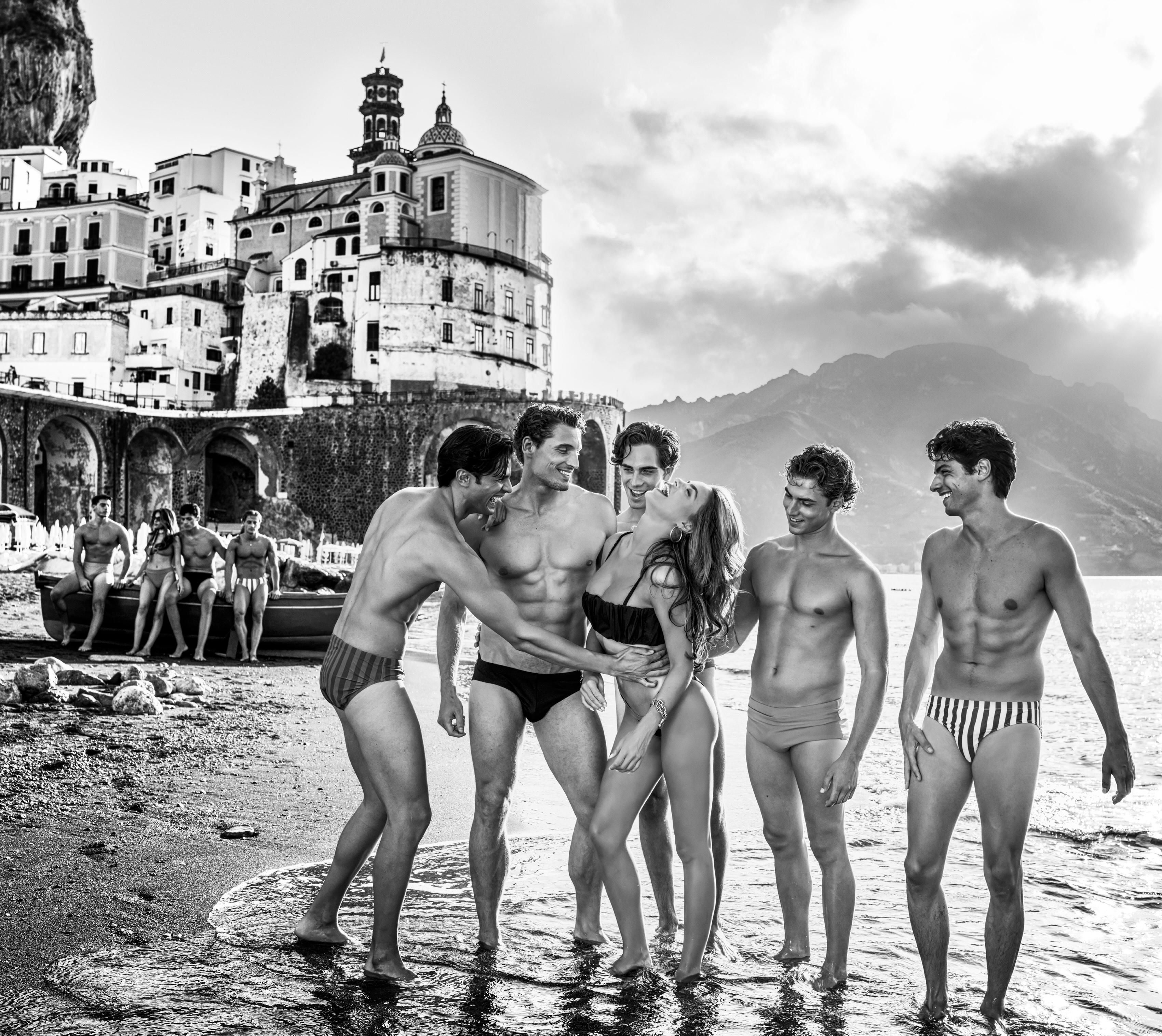 "Die Beach Boys"
Atrani, Italien - 2024

Archivalischer Pigmentdruck auf 315gsm Hahnemühle Photo Rag Baryta Papier 

Auflagenhöhe: 12

Verfügbare Größen:

Standard 
Bildgröße: 37" x 42"
Gerahmt Größe: 52" x 57"

Groß 
Bildgröße: 56" x 63"
Gerahmt