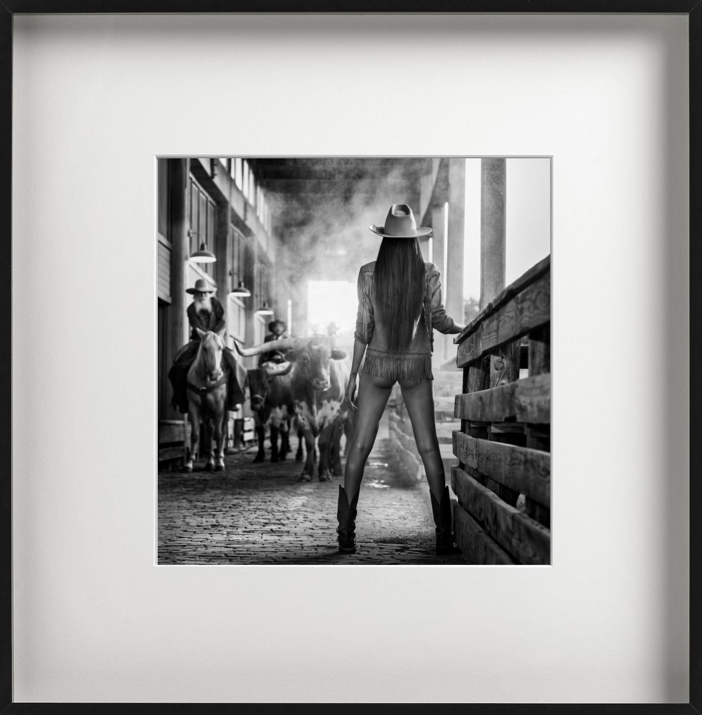 The Cow Whisperer, Kunstfotografie 2024 – Photograph von David Yarrow
