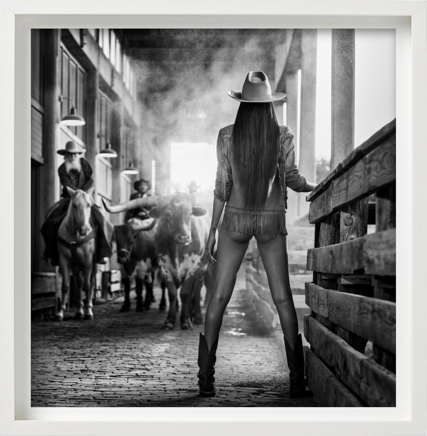 The Cow Whisperer, Kunstfotografie 2024 (Schwarz), Black and White Photograph, von David Yarrow