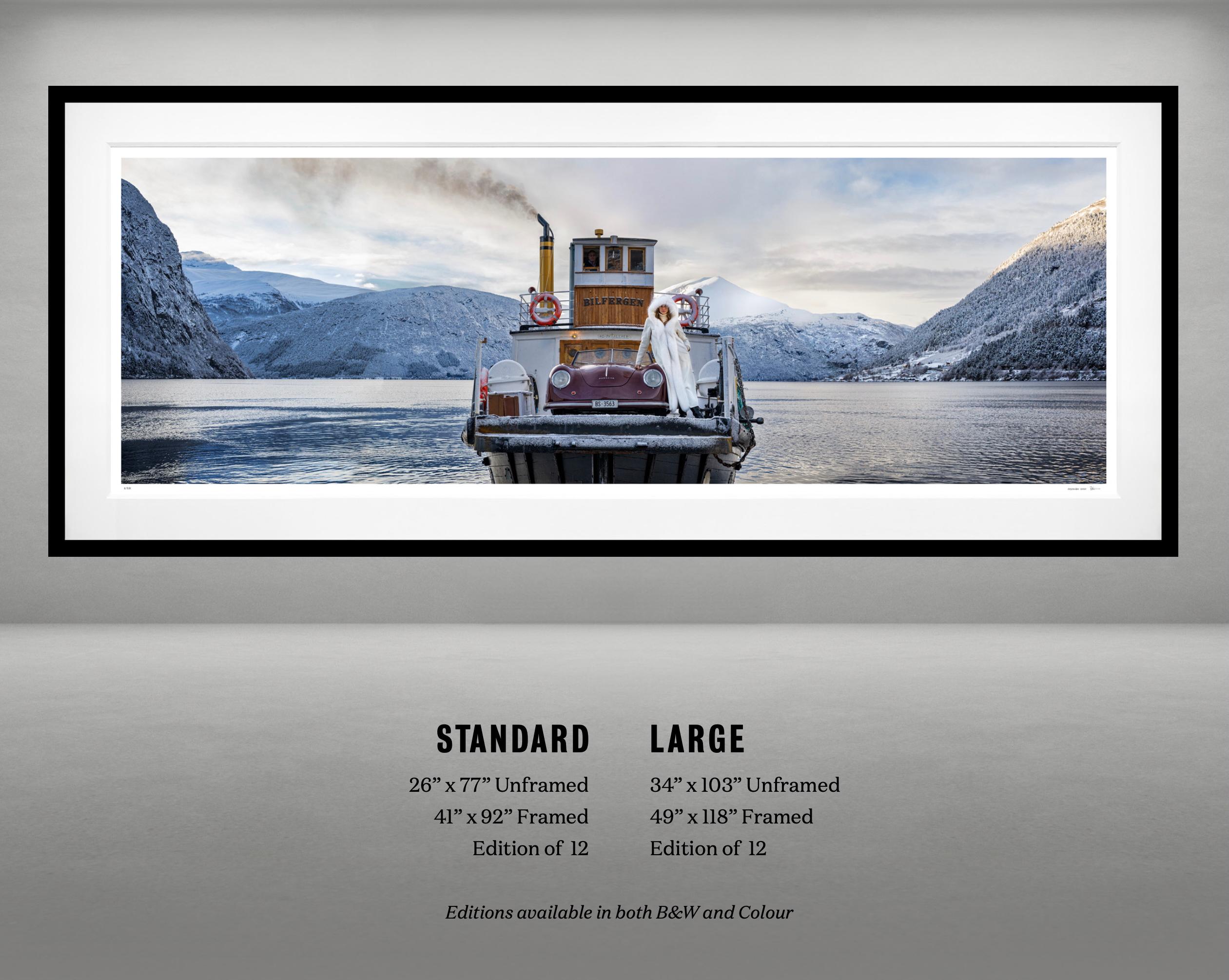 Das Mädchen auf der Fähre (Schwarzweiß) von David Yarrow im Angebot 1