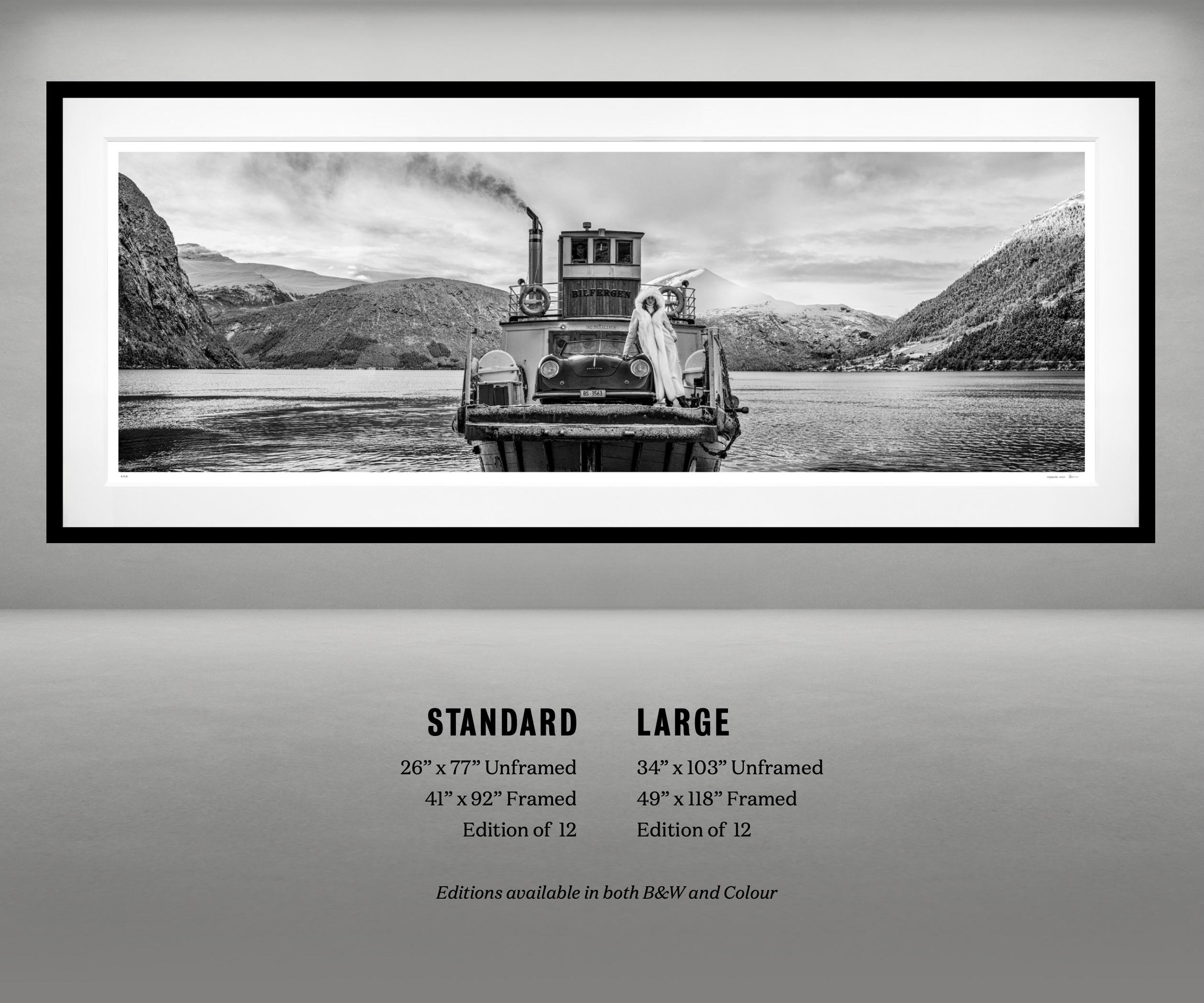 Das Mädchen auf der Fähre (Schwarzweiß) von David Yarrow im Angebot 2