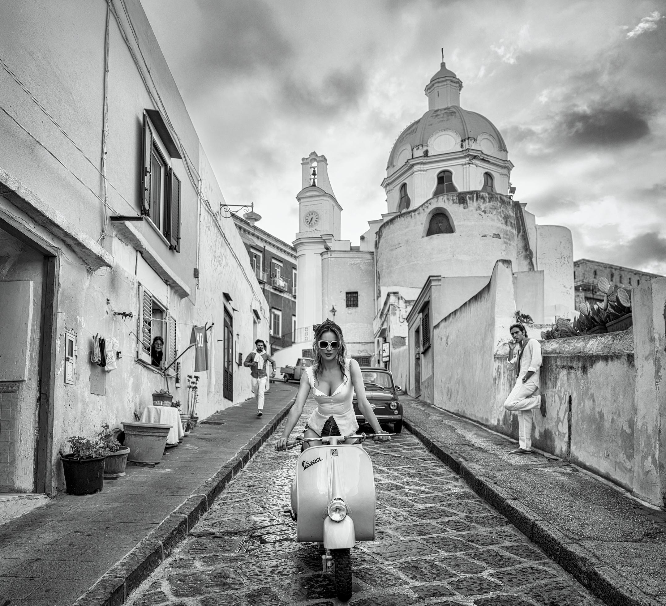 David Yarrow Black and White Photograph – Das Mädchen auf der Vespa