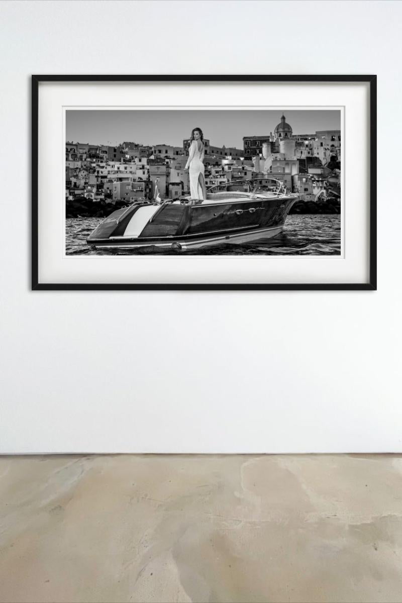 The Italian Job - Alessandra Ambrosio en un barco, Fotografía artística, 2025 - Photograph de David Yarrow