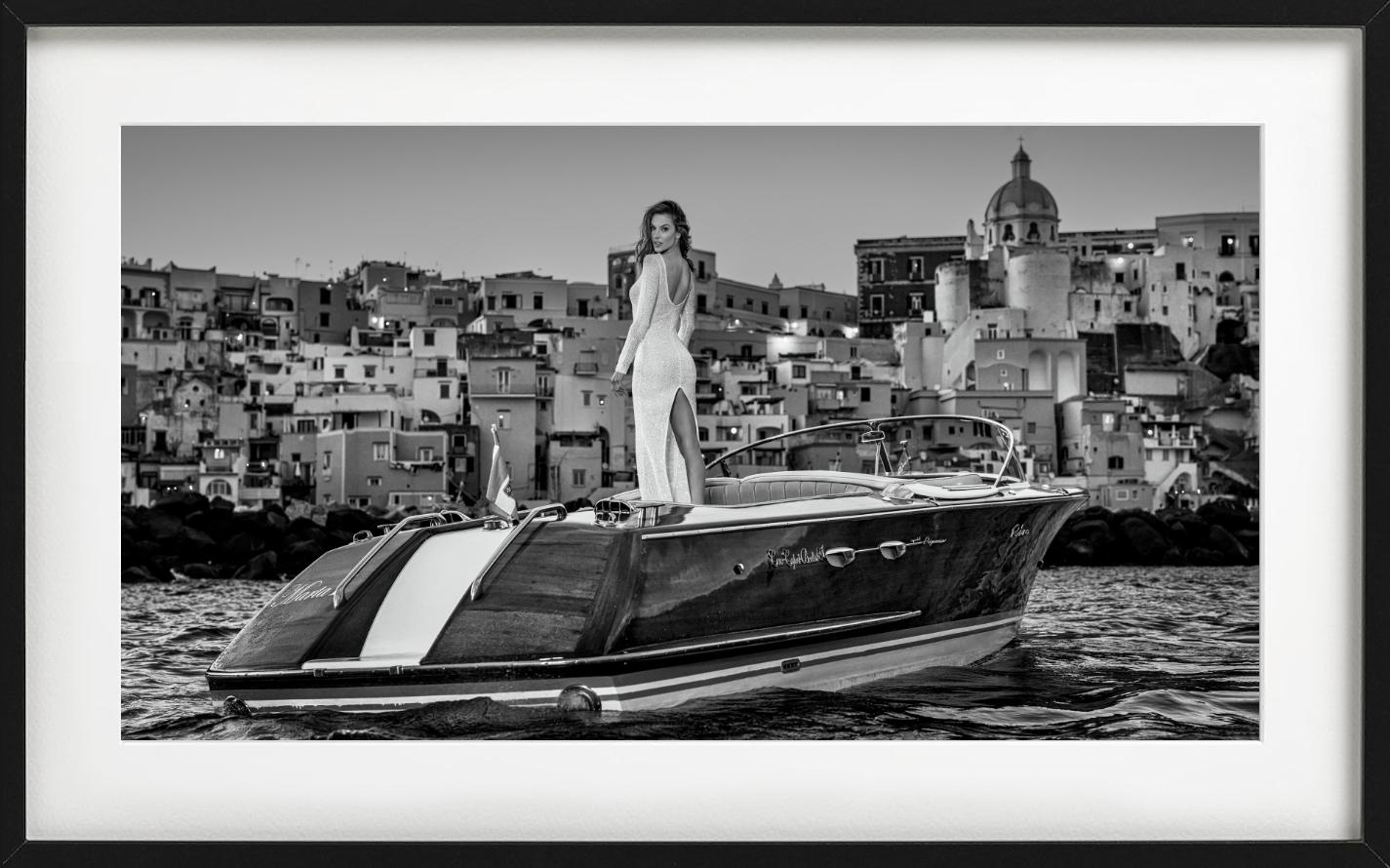 The Italian Job - Alessandra Ambrosio en un barco, Fotografía artística, 2025 - Photograph Contemporáneo de David Yarrow