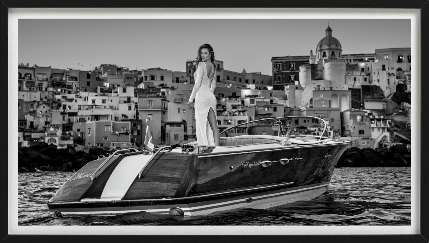 The Italian Job - Alessandra Ambrosio en un barco, Fotografía artística, 2025 - Black and White Photograph Gris de David Yarrow