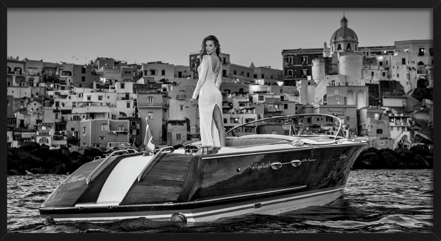 Alessandra Ambrosio en un barco, detrás de una escena costera, fotografiada por David Yarrow. Disponible en blanco y negro y en color.  

Todas las impresiones son de edición limitada. Disponible en varios tamaños. Enmarcado de alta gama a