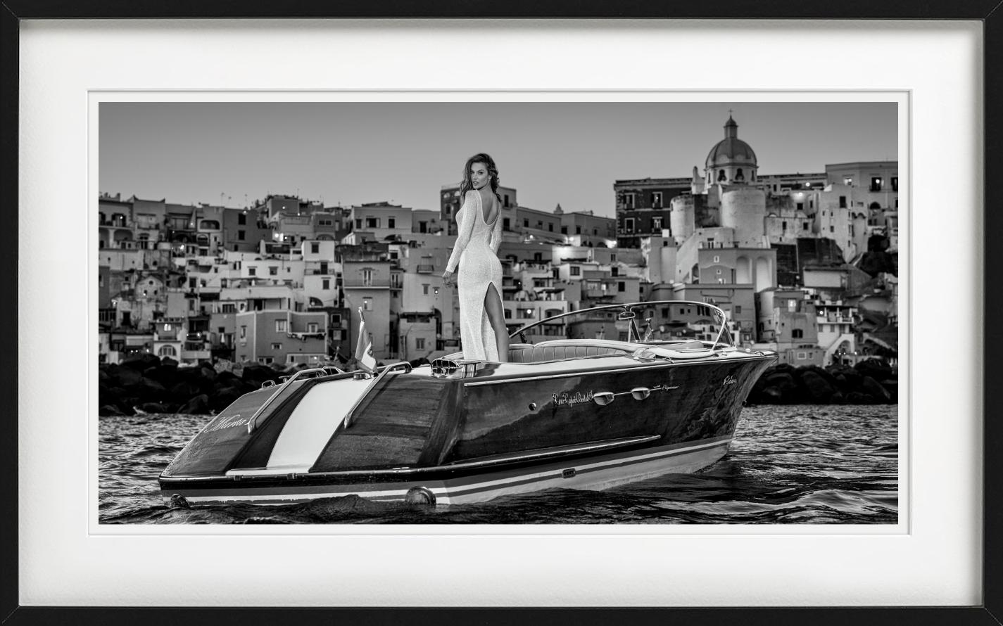 The Italian Job - Alessandra Ambrosio en un barco, Fotografía artística, 2025 en venta 1