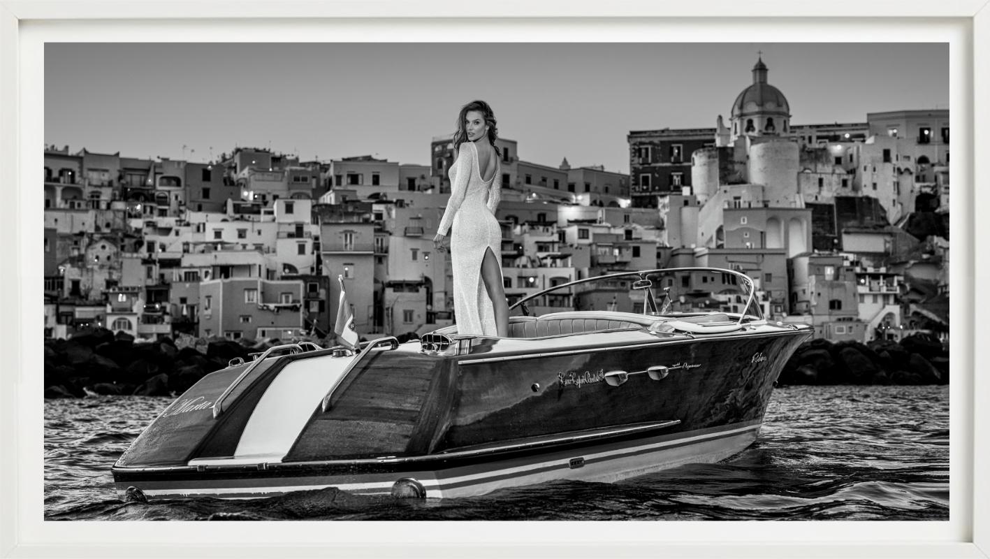 The Italian Job - Alessandra Ambrosio en un barco, Fotografía artística, 2025 en venta 2