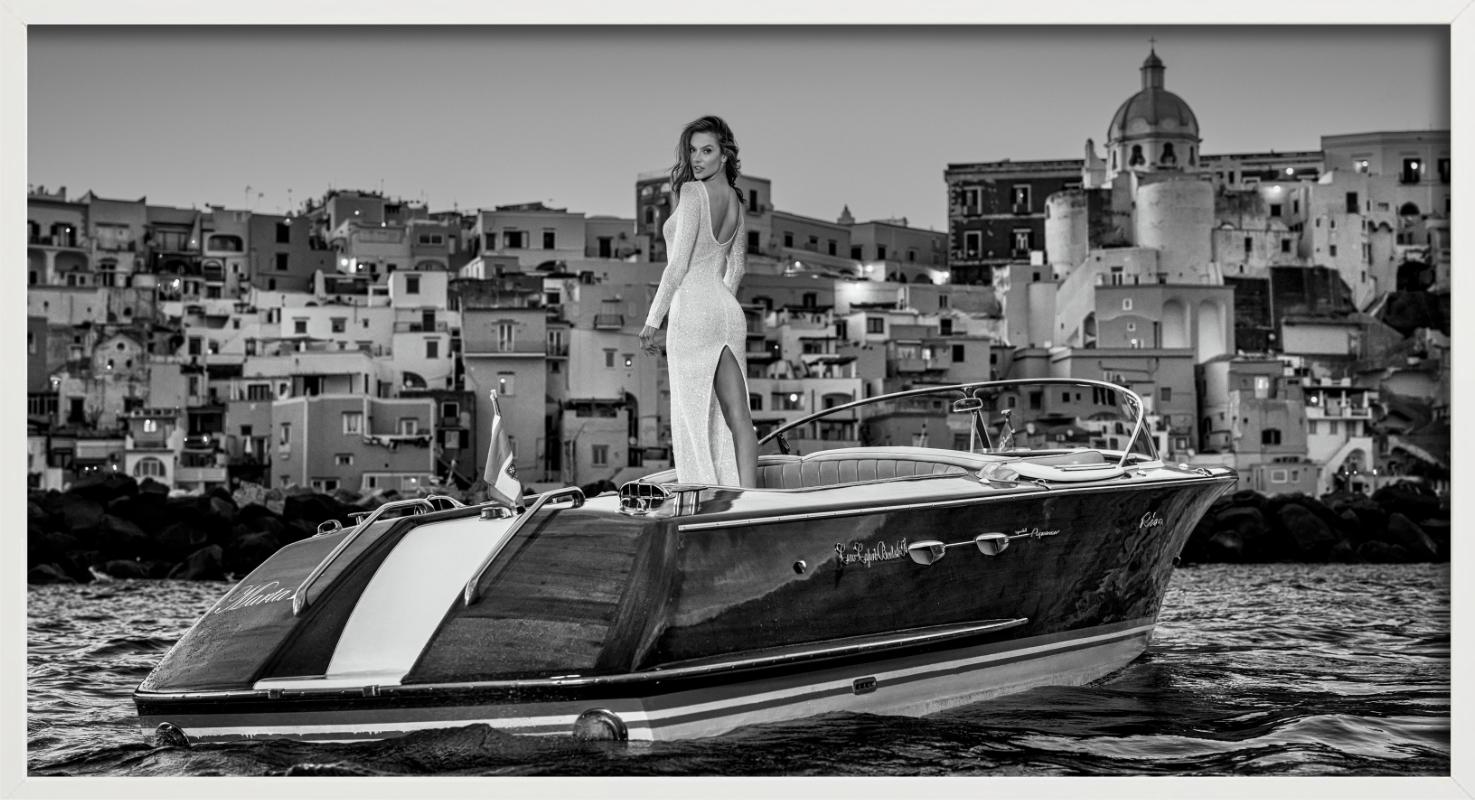 The Italian Job - Alessandra Ambrosio en un barco, Fotografía artística, 2025 en venta 3