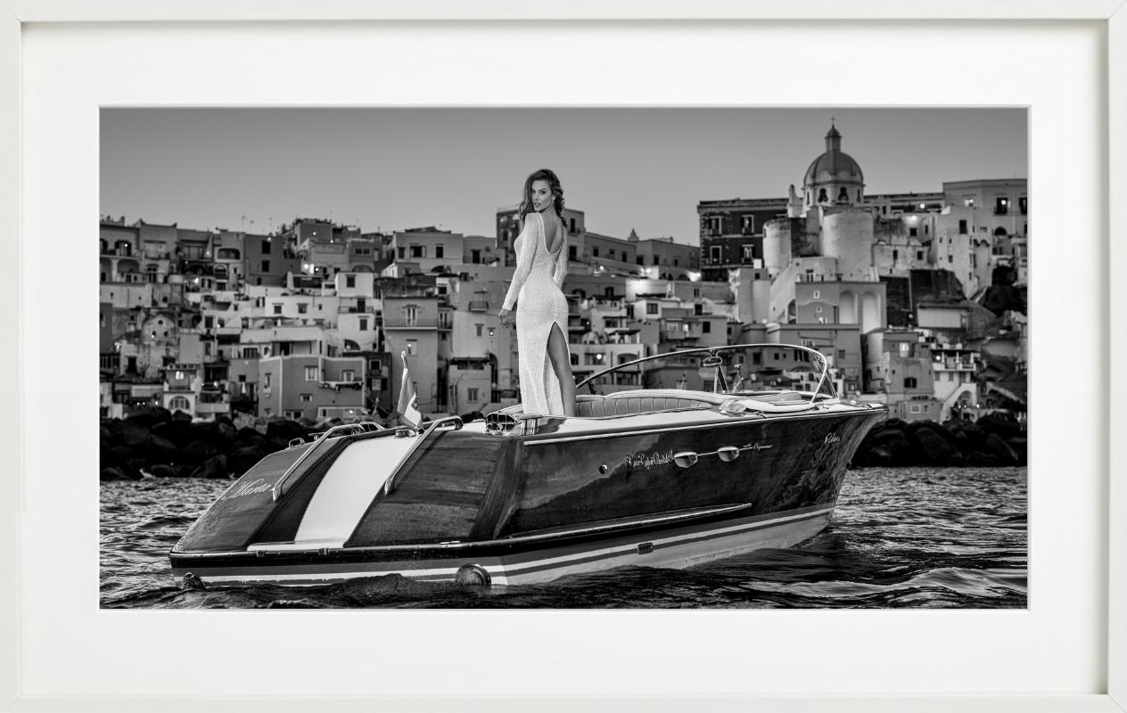The Italian Job - Alessandra Ambrosio en un barco, Fotografía artística, 2025 en venta 4