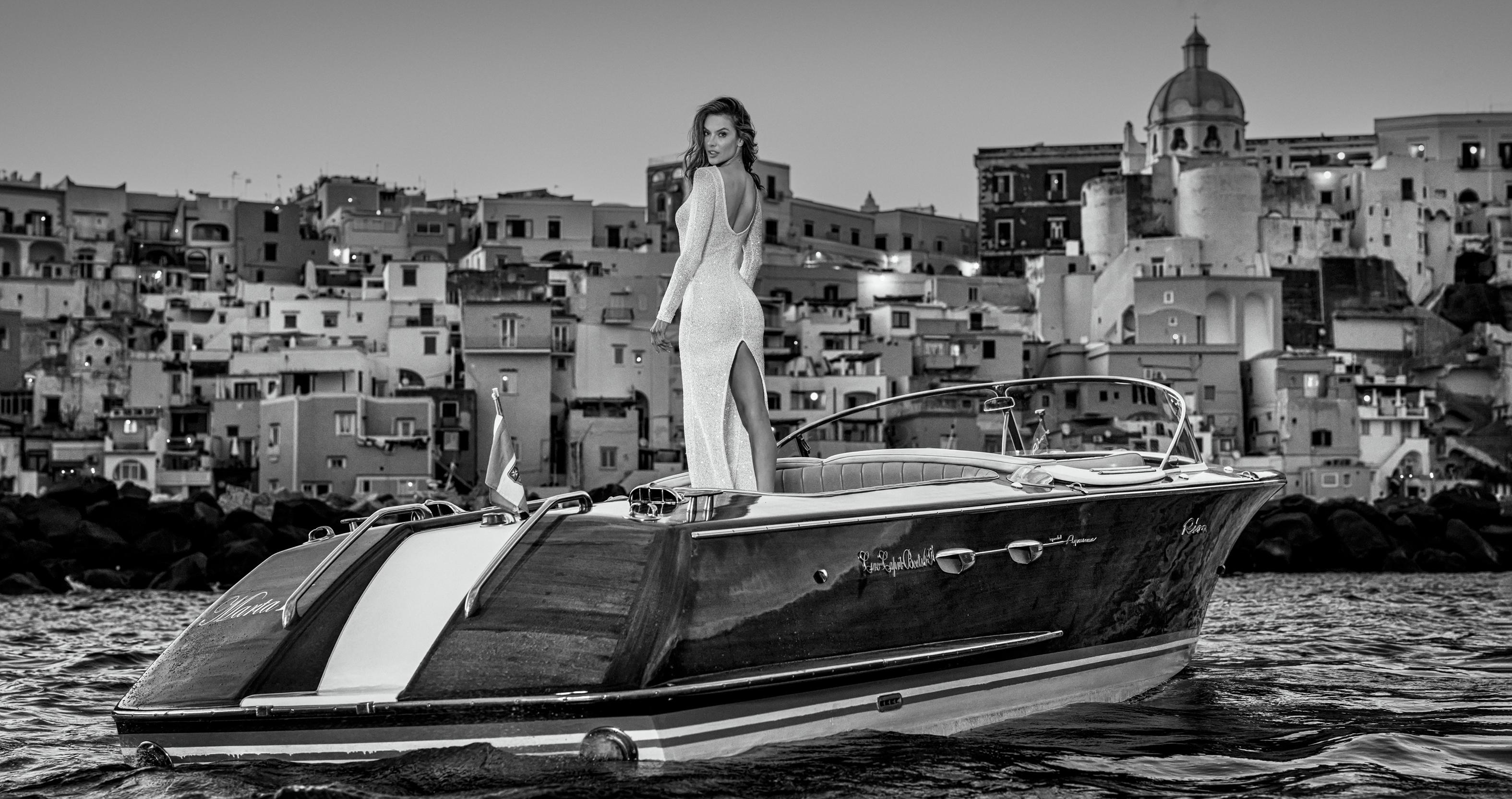 Black and White Photograph de David Yarrow - The Italian Job - Alessandra Ambrosio en un barco, Fotografía artística, 2025