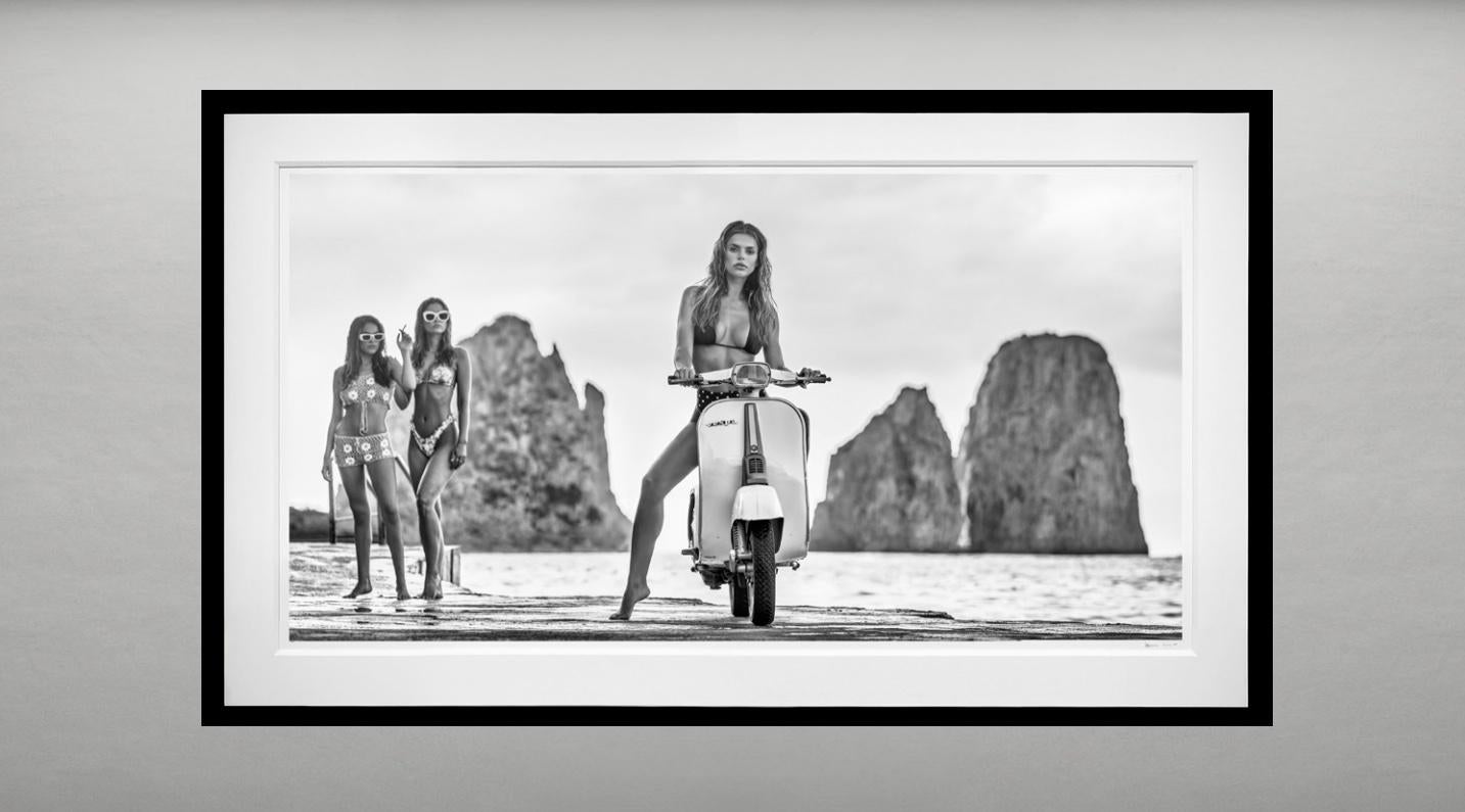 Die letzten Sommertage des Sommers (B&W), Capri von David Yarrow – Amalfiküste – Gefäß im Angebot 1