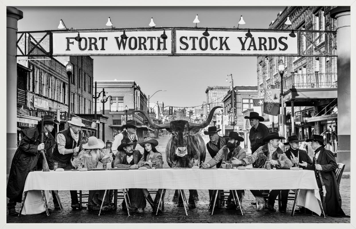 La Última Cena, Forth Worth Stock Yards, Fotografía artística 2024 - Black and White Photograph Gris de David Yarrow