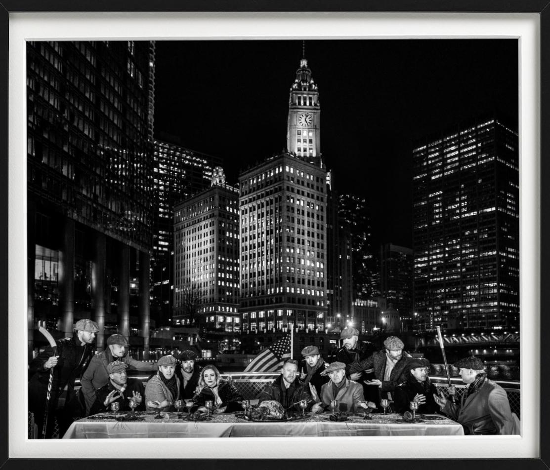 La Última Cena en Chicago - El horizonte de Chicago y los jugadores de los Blackhawks sentados - Black and White Photograph Negro de David Yarrow