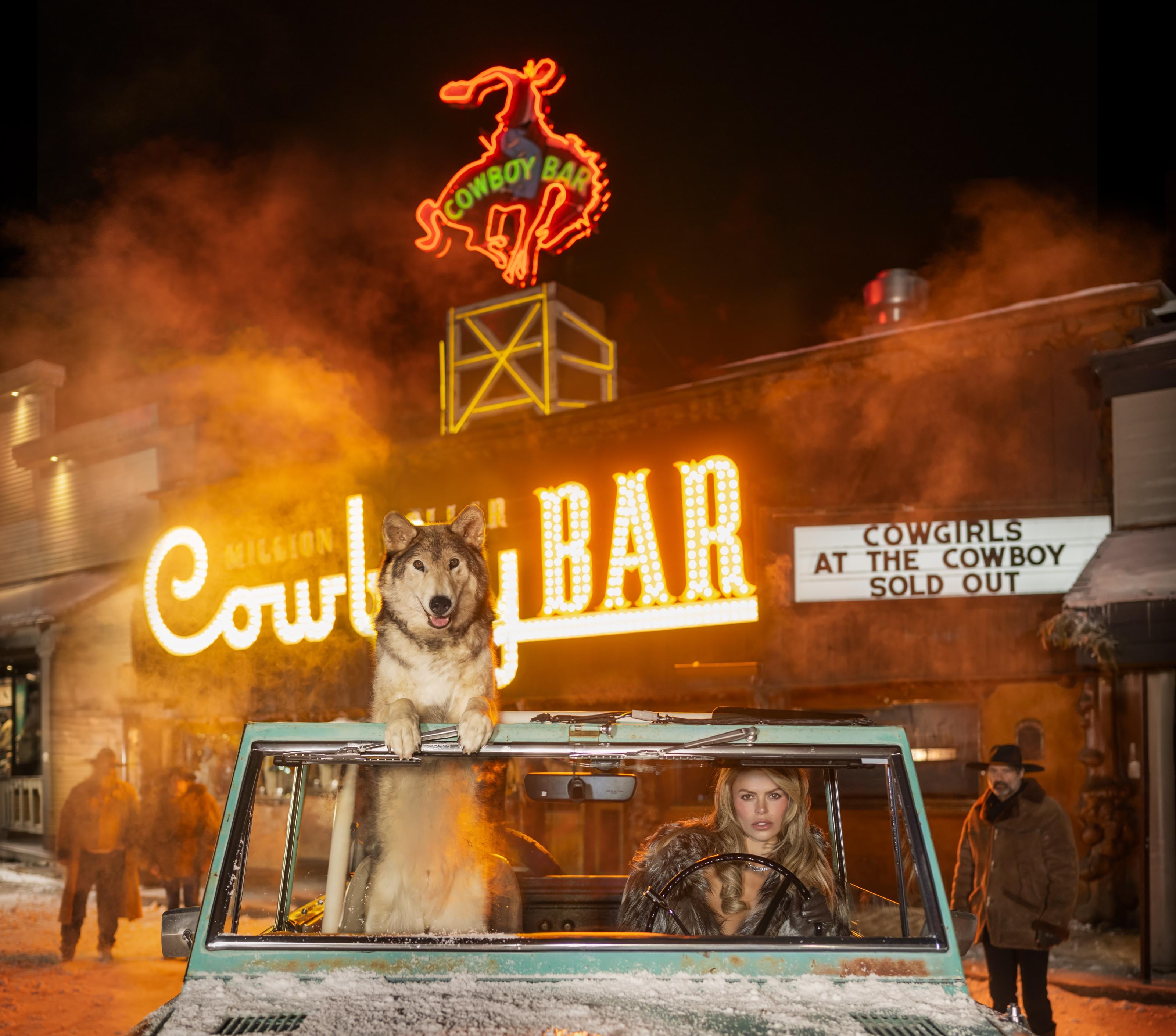 Black and White Photograph David Yarrow - The Million Dollar Cowboy Bar (Couleur)