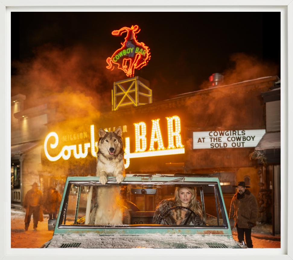 El Bar Vaquero del Millón de Dólares, Fotografía artística, 2025 - Photograph Contemporáneo de David Yarrow