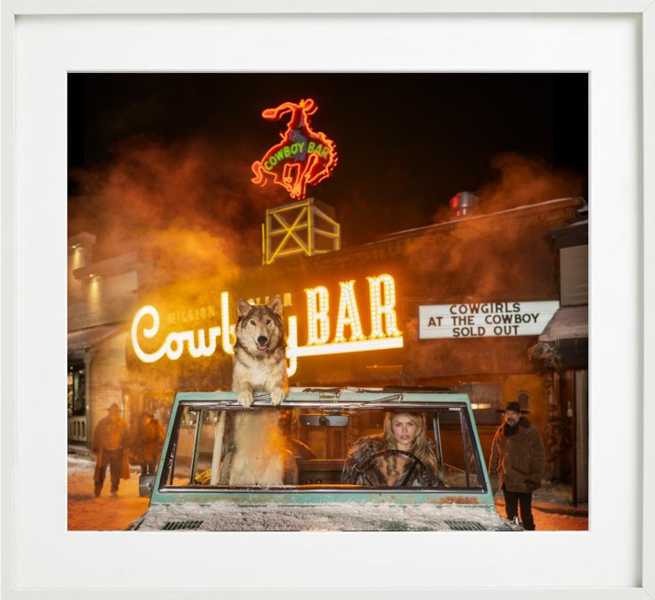 El Bar Vaquero del Millón de Dólares, Fotografía artística, 2025 - Figurative Photograph Marrón de David Yarrow