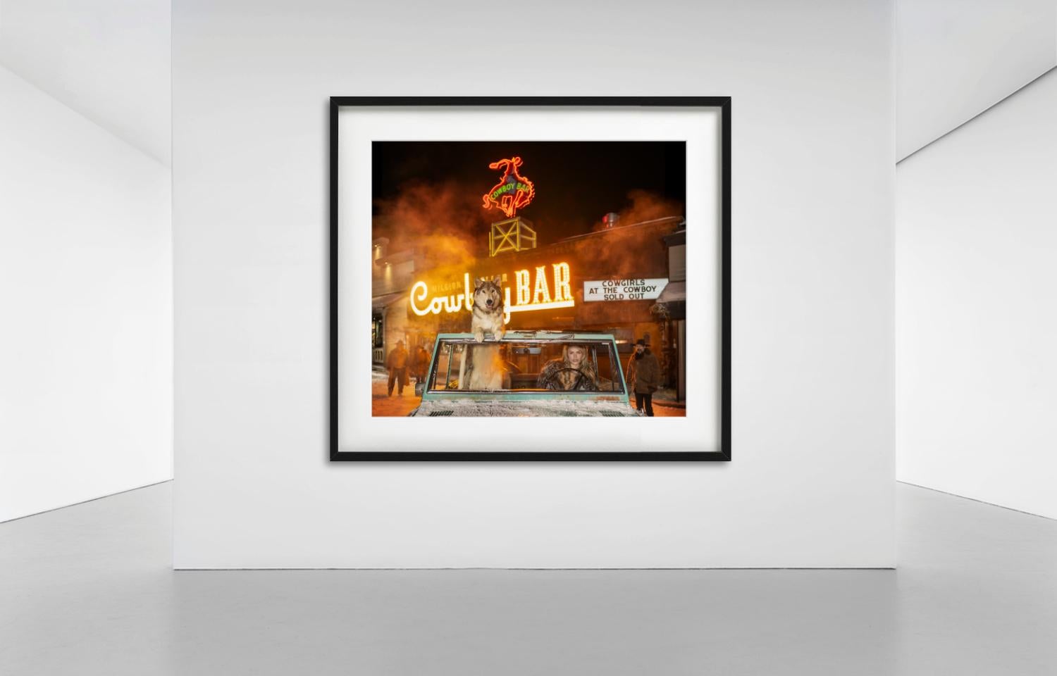 El Bar Cowboy del Millón de Dólares, Modelo y Lobo sentados en un Coche delante de un Saloon, fotografiados por David Yarrow.

Todas las impresiones son de edición limitada. Disponible en varios tamaños. Enmarcado de alta gama a petición.

Todas las