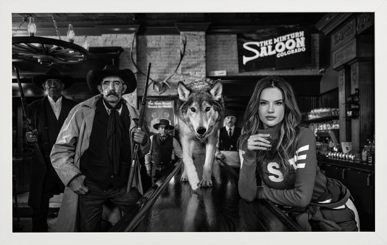 The Minturn Saloon - Wolf Walking on a Bar, photographie d'art, 2024 - Photograph de David Yarrow
