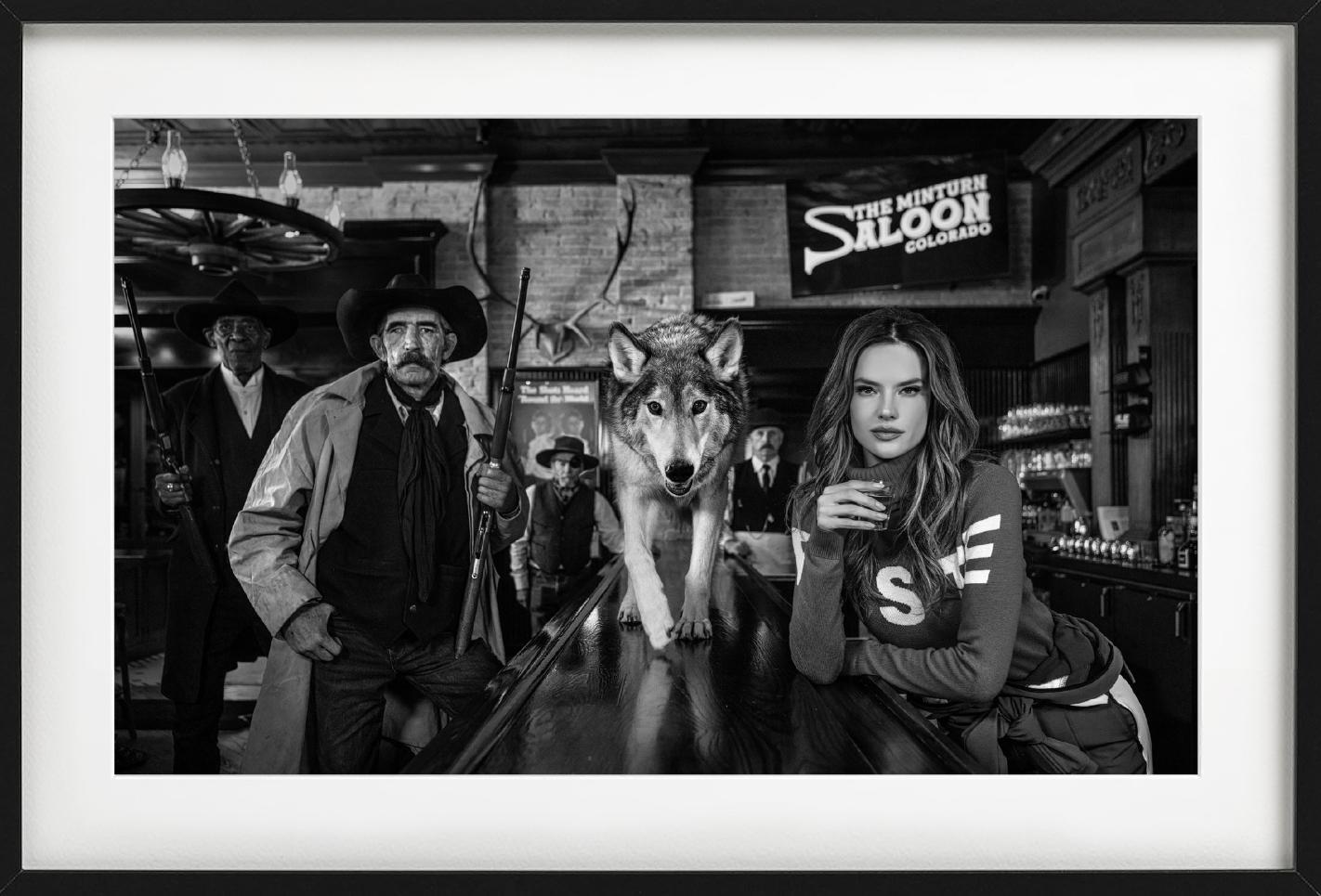 The Minturn Saloon - Wolf Walking on a Bar, photographie d'art, 2024 en vente 2