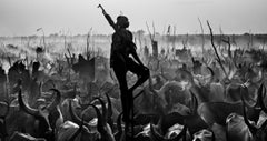 El Orgulloso Vigilante Nocturno, Sudán del Sur por David Yarrow - Fotografía Contemporánea