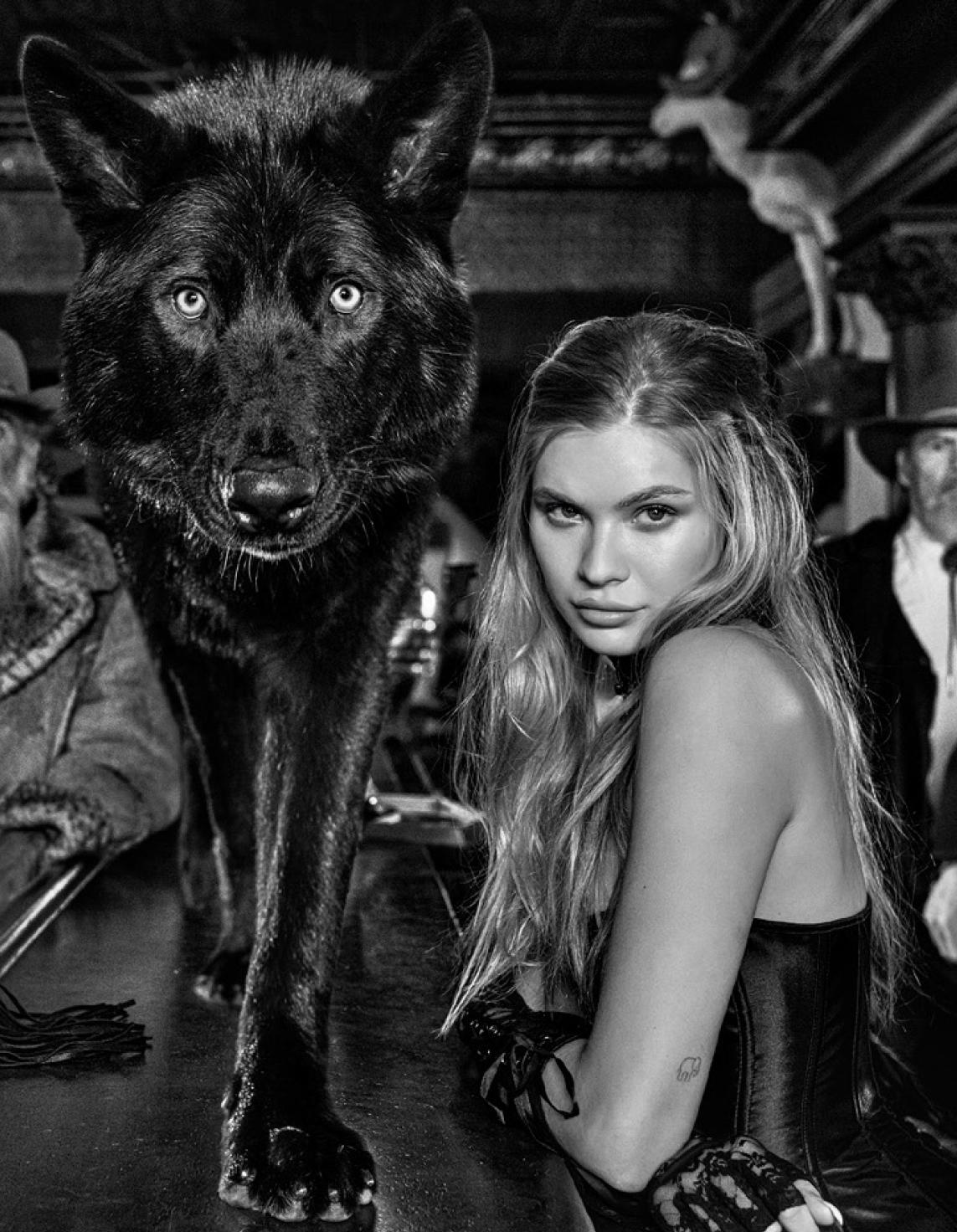 The Residents / Foto sexy enmarcada de un bar del Oeste Josie Canseco - Photograph de David Yarrow