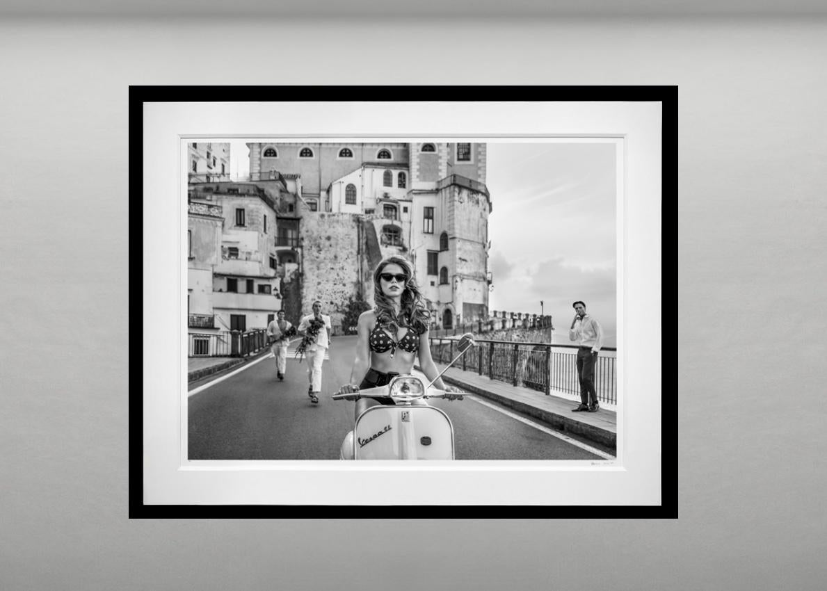 The Road to Amalfi, Italie par David Yarrow - Motorcycle - Vespa - Contemporary en vente 1