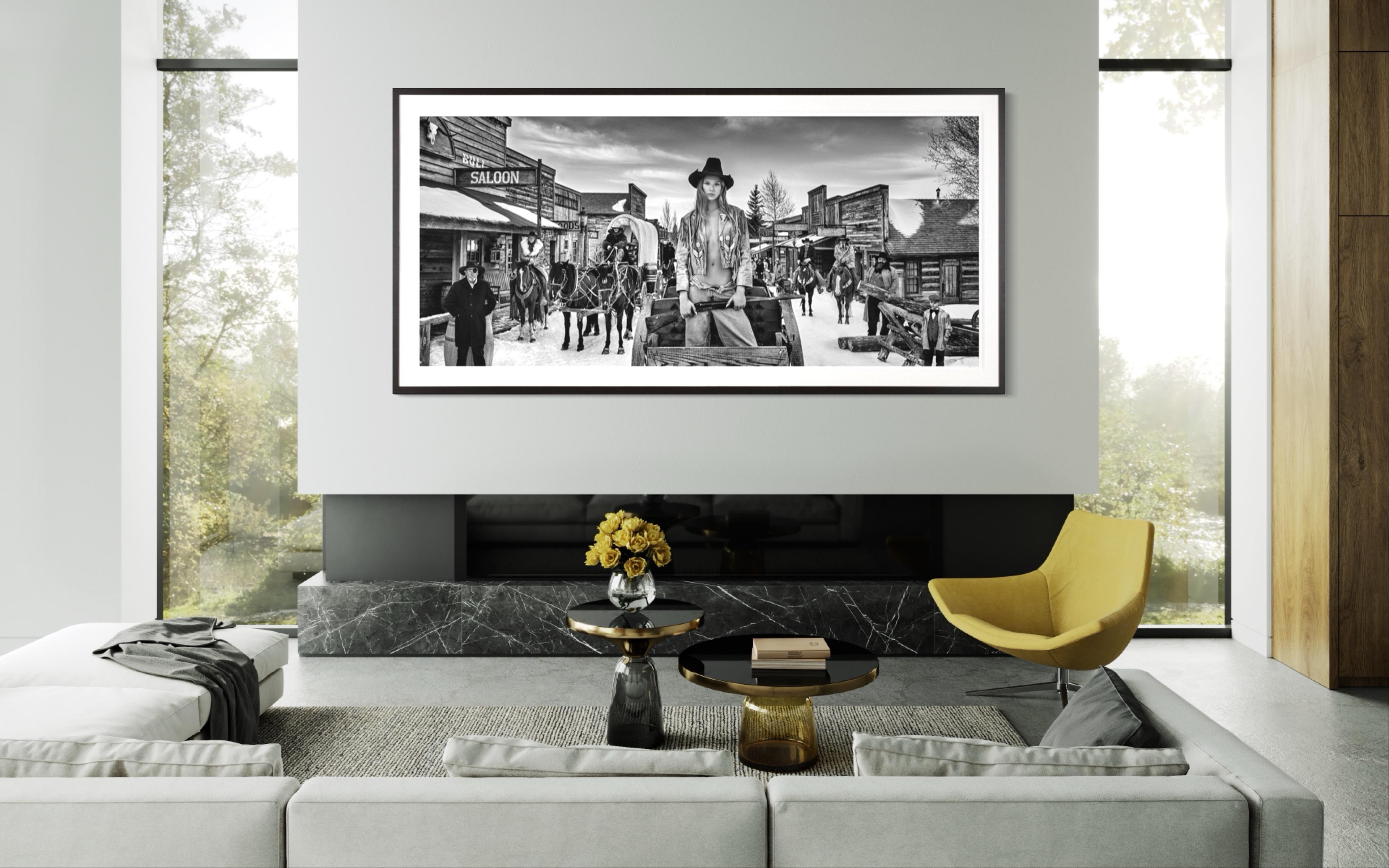 La figlia dello sceriffo / Foto western sexy con cornice Josie Canseco - Nude Photograph Grigio di David Yarrow