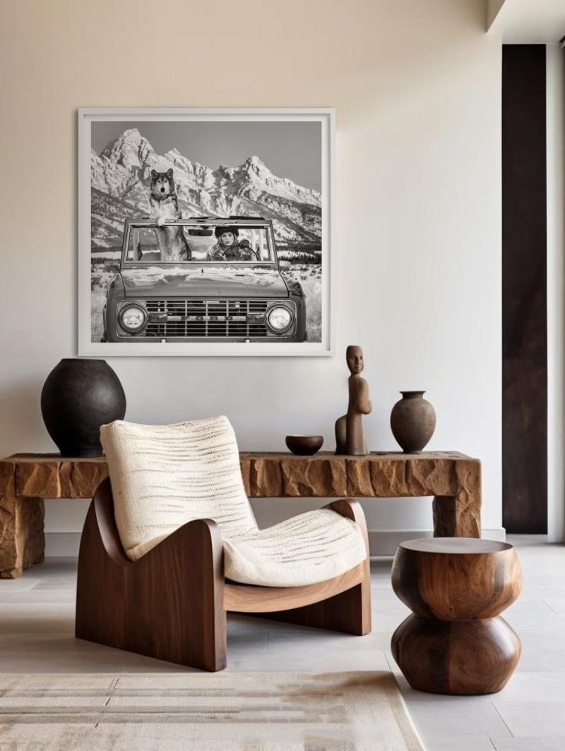 The Tetons – Modell und Wolf in einem Auto, Kunstfotografie, 2025 (Grau), Black and White Photograph, von David Yarrow