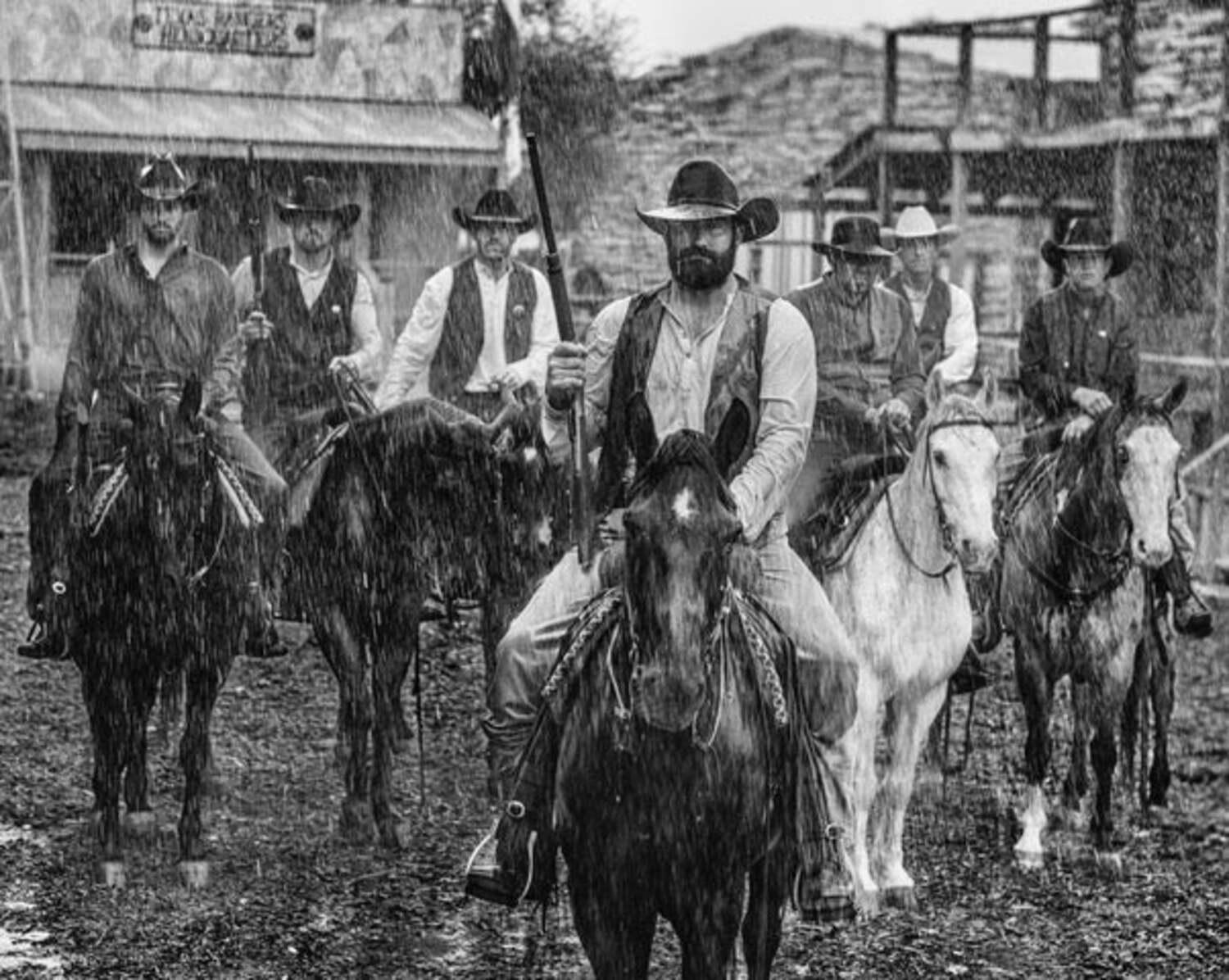 Die Texas Rangers
West Texas, TX - 2022

Archivalischer Pigmentdruck auf 315gsm Hahnemühle Photo Rag Baryta Papier 

Auflagenhöhe: 12

Verfügbare Größen:

Standard 
Bild Größe: 37" x 46"
Gerahmt Größe: 52" x 61"

Groß 
Bildgröße: 56" x 70"
Gerahmt