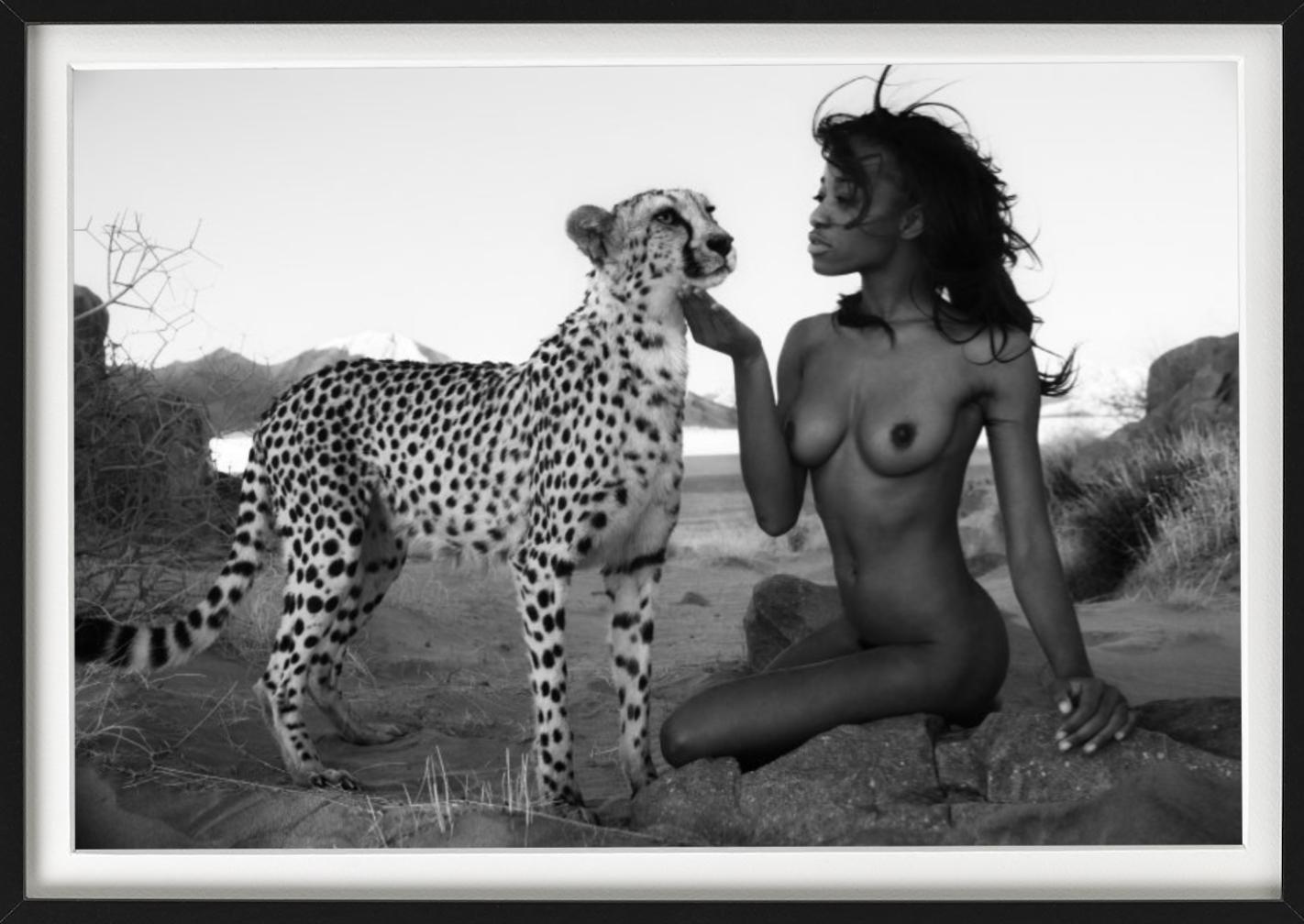 Touch - Incontro pacifico tra una modella nuda e un ghepardo, Fotografia Fine Art, 2020 - Photograph Contemporaneo di David Yarrow