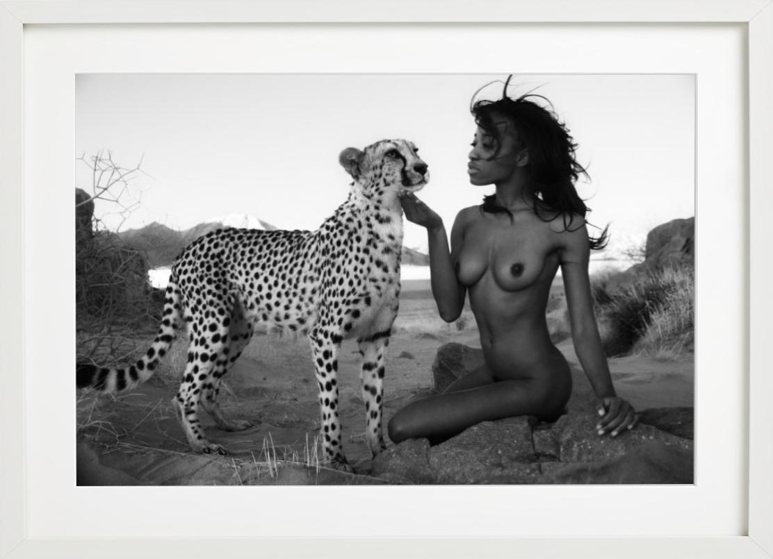 Touch - Incontro pacifico tra una modella nuda e un ghepardo, Fotografia Fine Art, 2020 - Black and White Photograph Nero di David Yarrow