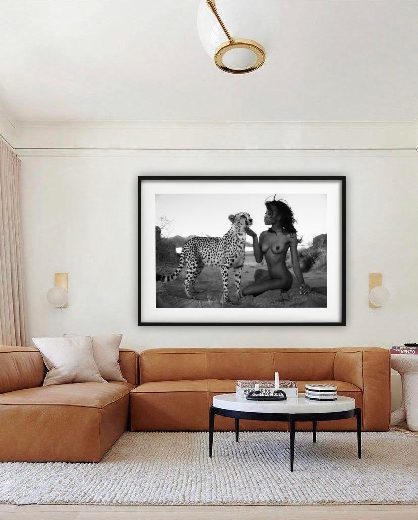 Touch - Incontro pacifico tra una modella nuda e un ghepardo, Fotografia Fine Art, 2020 in vendita 1