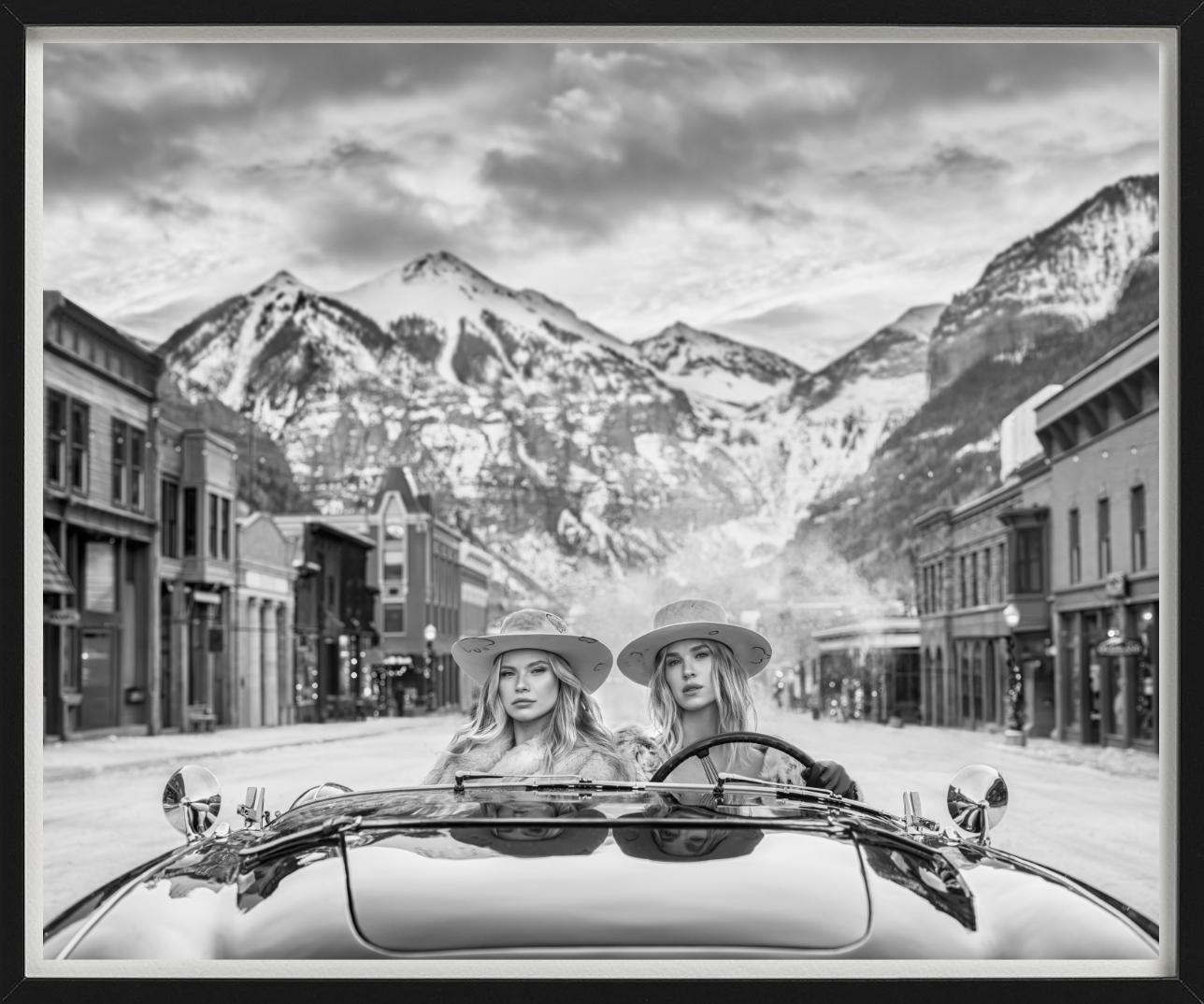 White Chicks - Mädchen in einem Vintage-Auto in Telluride, Kunstfotografie, 2024 im Angebot 5