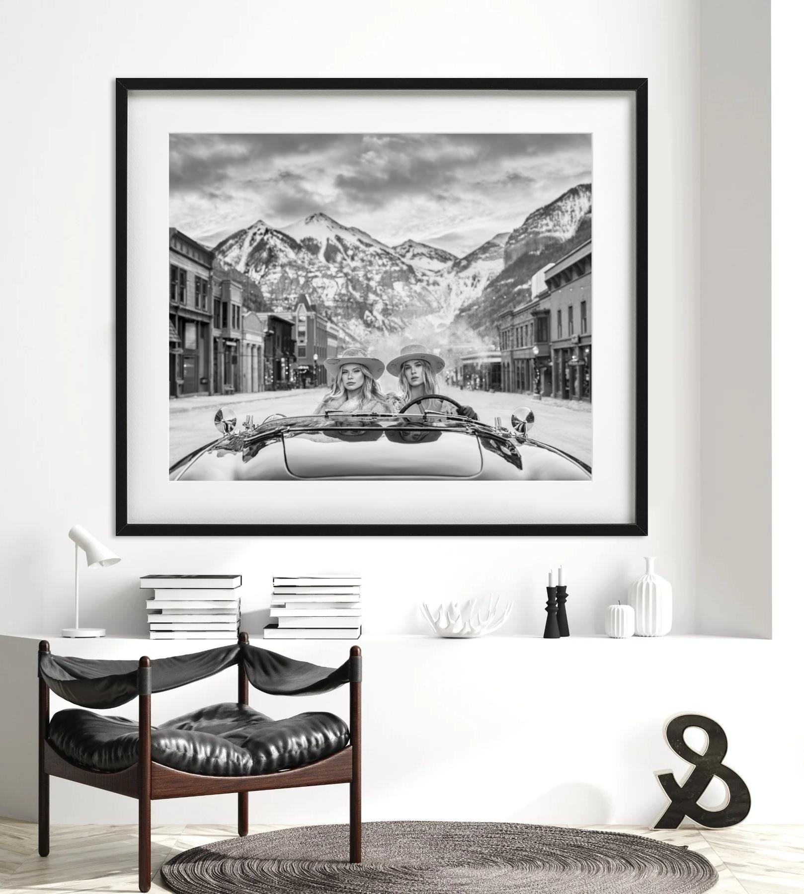 White Chicks - Mädchen in einem Vintage-Auto in Telluride, Kunstfotografie, 2024 (Zeitgenössisch), Photograph, von David Yarrow