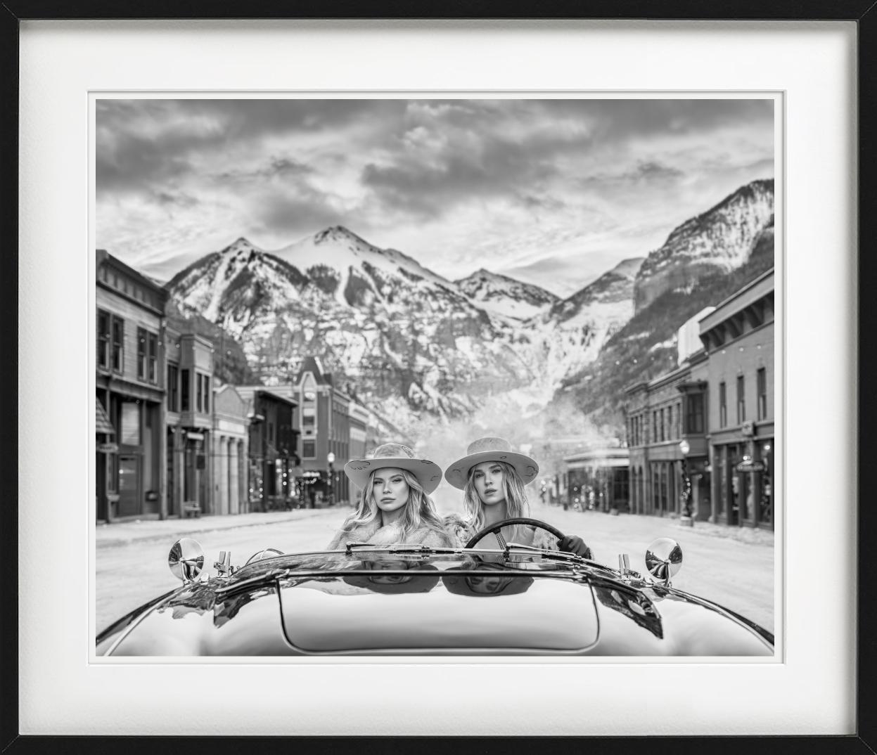 White Chicks - Mädchen in einem Vintage-Auto in Telluride, Kunstfotografie, 2024 (Grau), Figurative Photograph, von David Yarrow