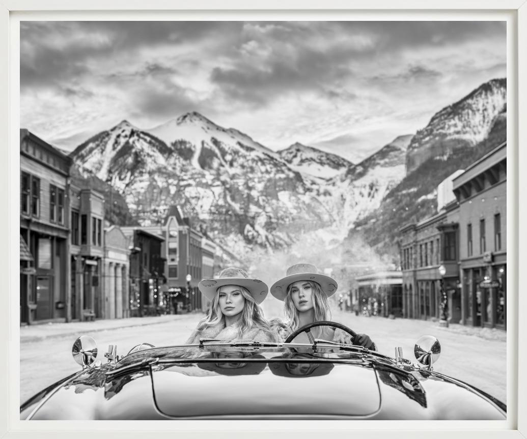 White Chicks - Mädchen in einem Vintage-Auto in Telluride, Kunstfotografie, 2024 im Angebot 1