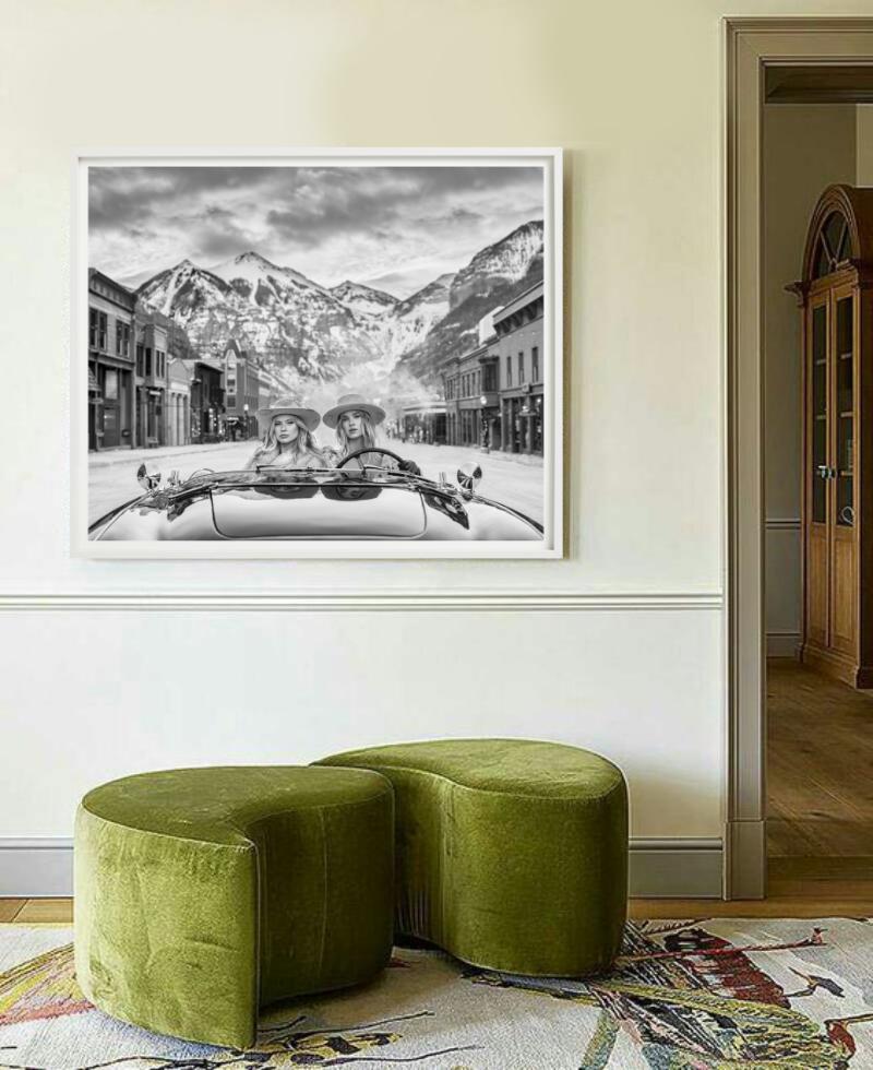 White Chicks - Mädchen in einem Vintage-Auto in Telluride, Kunstfotografie, 2024 im Angebot 3