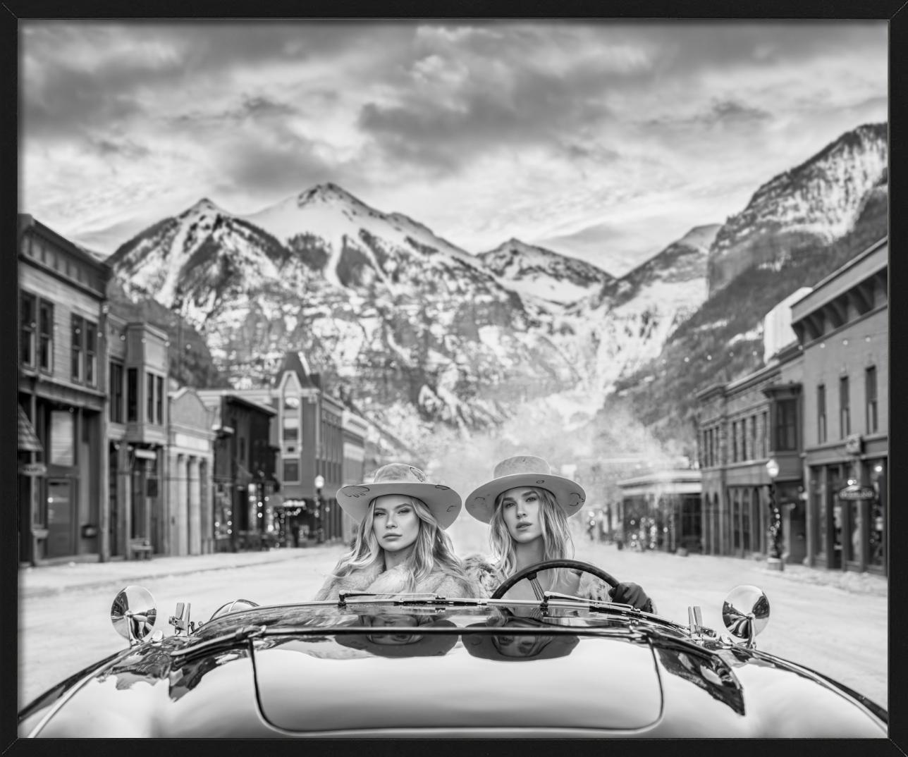 White Chicks - Mädchen in einem Vintage-Auto in Telluride, Kunstfotografie, 2024 im Angebot 4