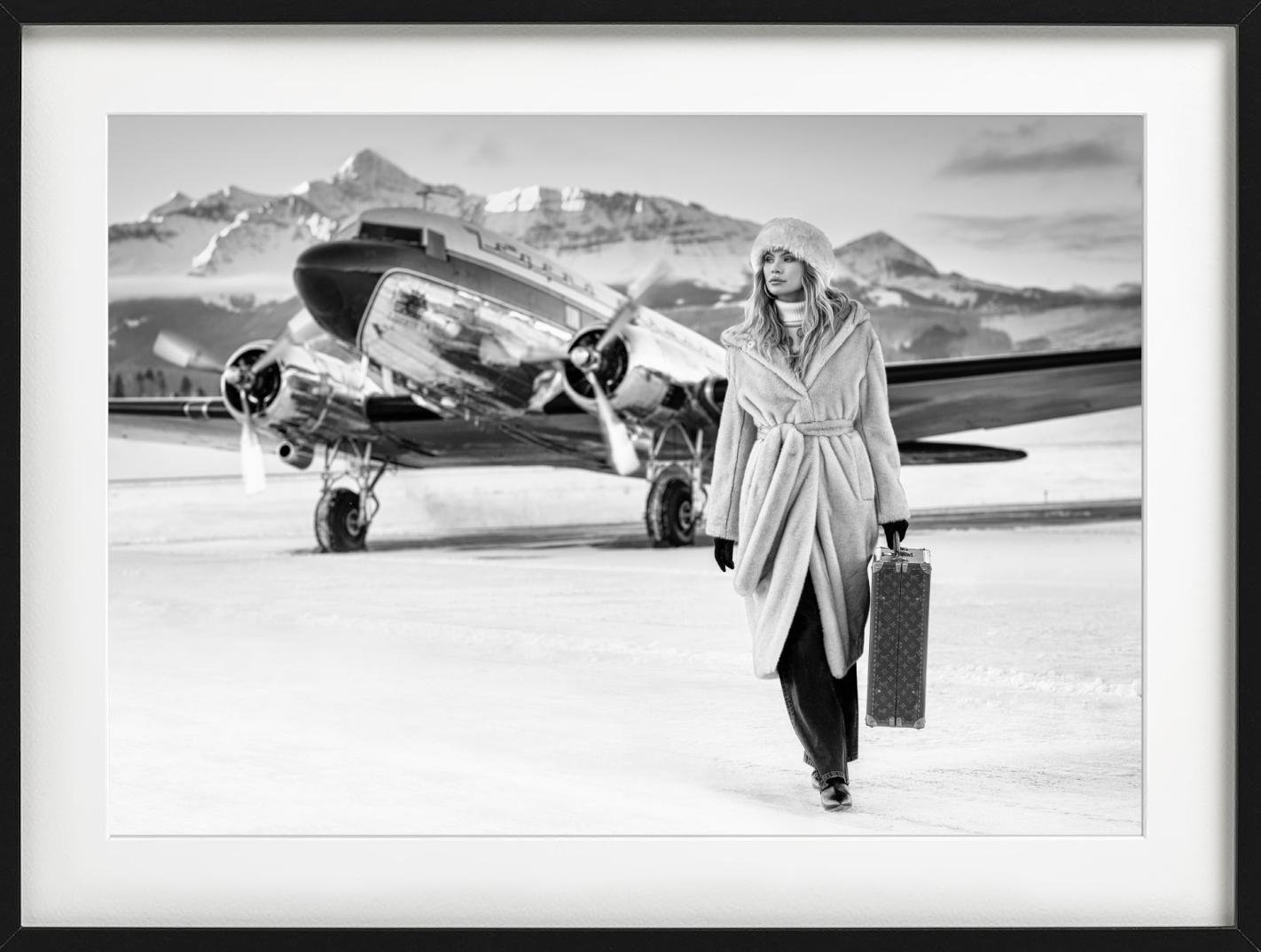 Modèle en manteau et avion Winterwonderland, photographie d'art, 2023 en vente 3