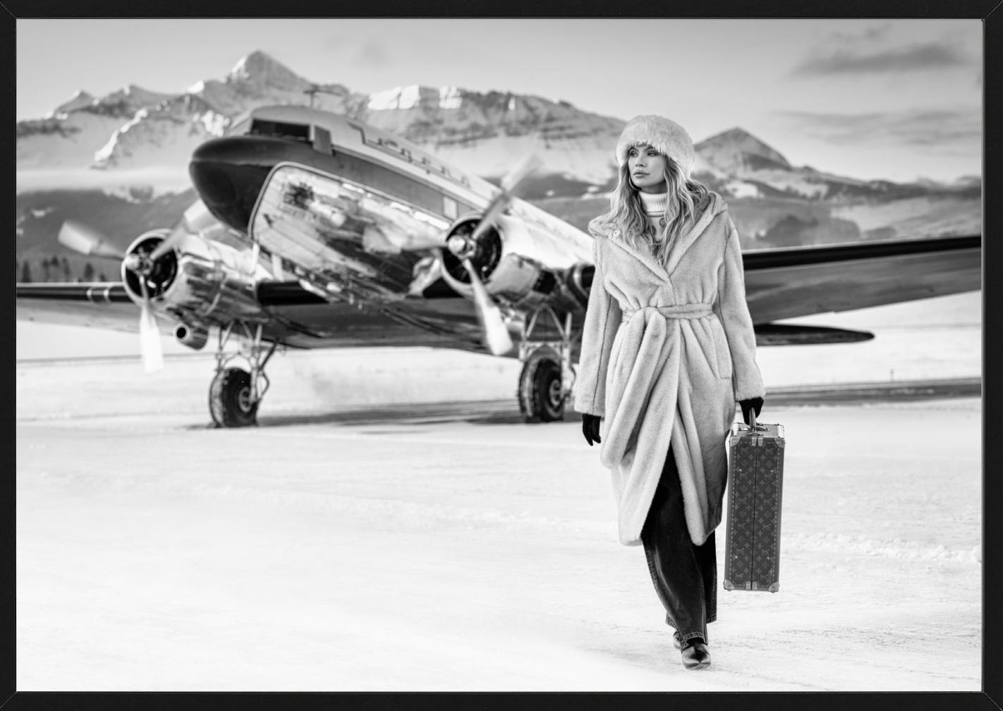 Modèle en manteau et avion Winterwonderland, photographie d'art, 2023 en vente 4