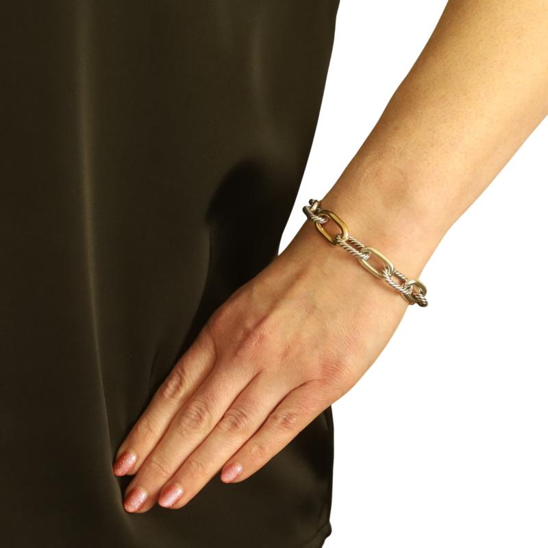 Precio de venta al público: 1050

Marca: David Yurman
Colección: Madison
Diseño:  Pulsera Cadena 11mm

Contenido de metal: Plata de ley y oro amarillo de 18 quilates

Estilo de pulsera: Eslabón
Tipo de cierre: Cierre tipo pinza de