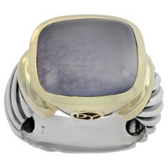 David Yurman in oro giallo 14 carati e argento sterling con un calcedonio cabochon.
