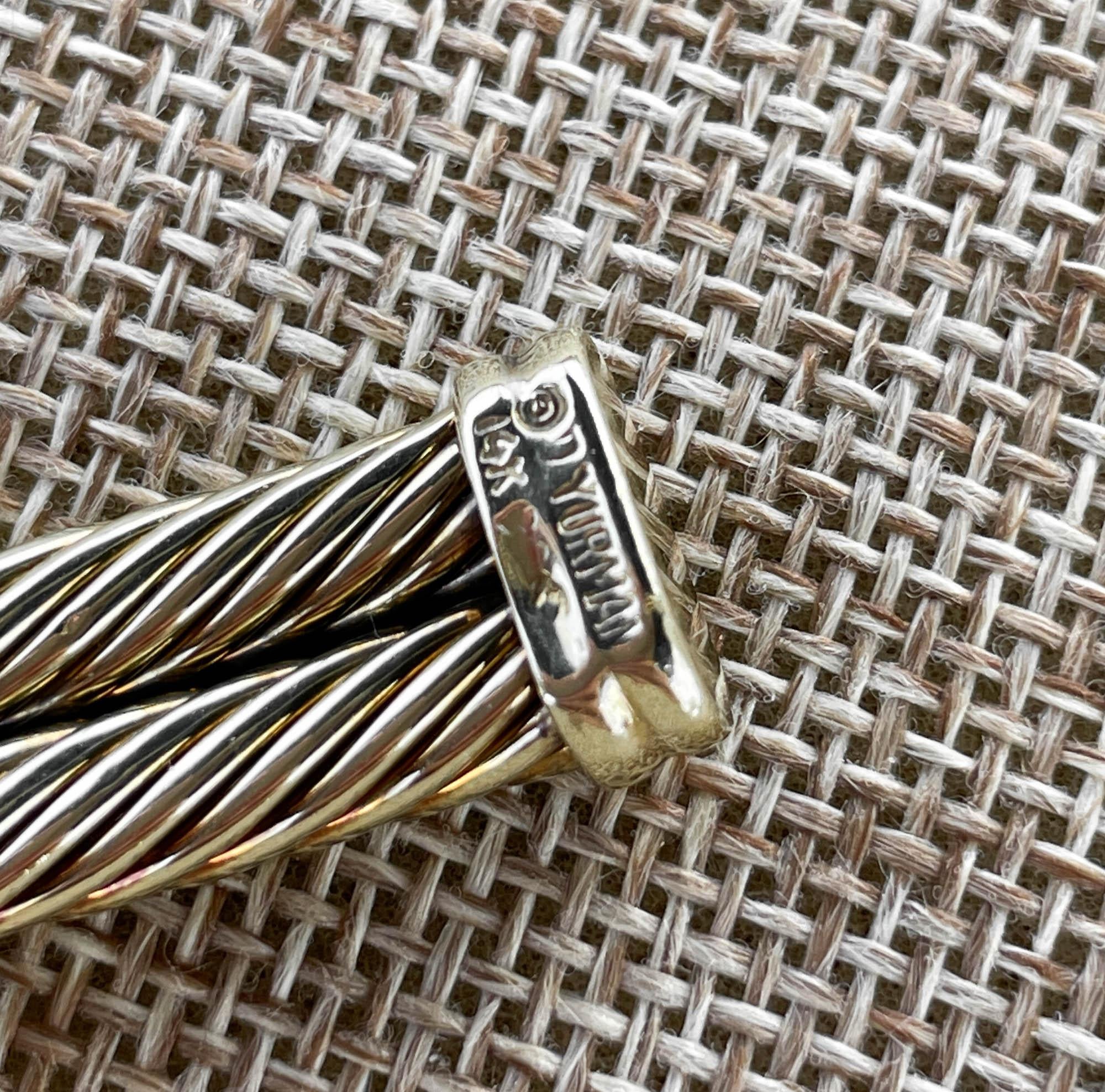 David Yurman 14k Gelbgold Diamant Double X Seil Halskette.
Es gibt 76 runde Brillanten; das geschätzte Gesamtgewicht beträgt 0,76ctw.
Das Doppelseil der Halskette ist 9,90 mm breit.
Das Gesamtgewicht beträgt 60,3 Gramm.

Bitte sehen Sie sich unsere