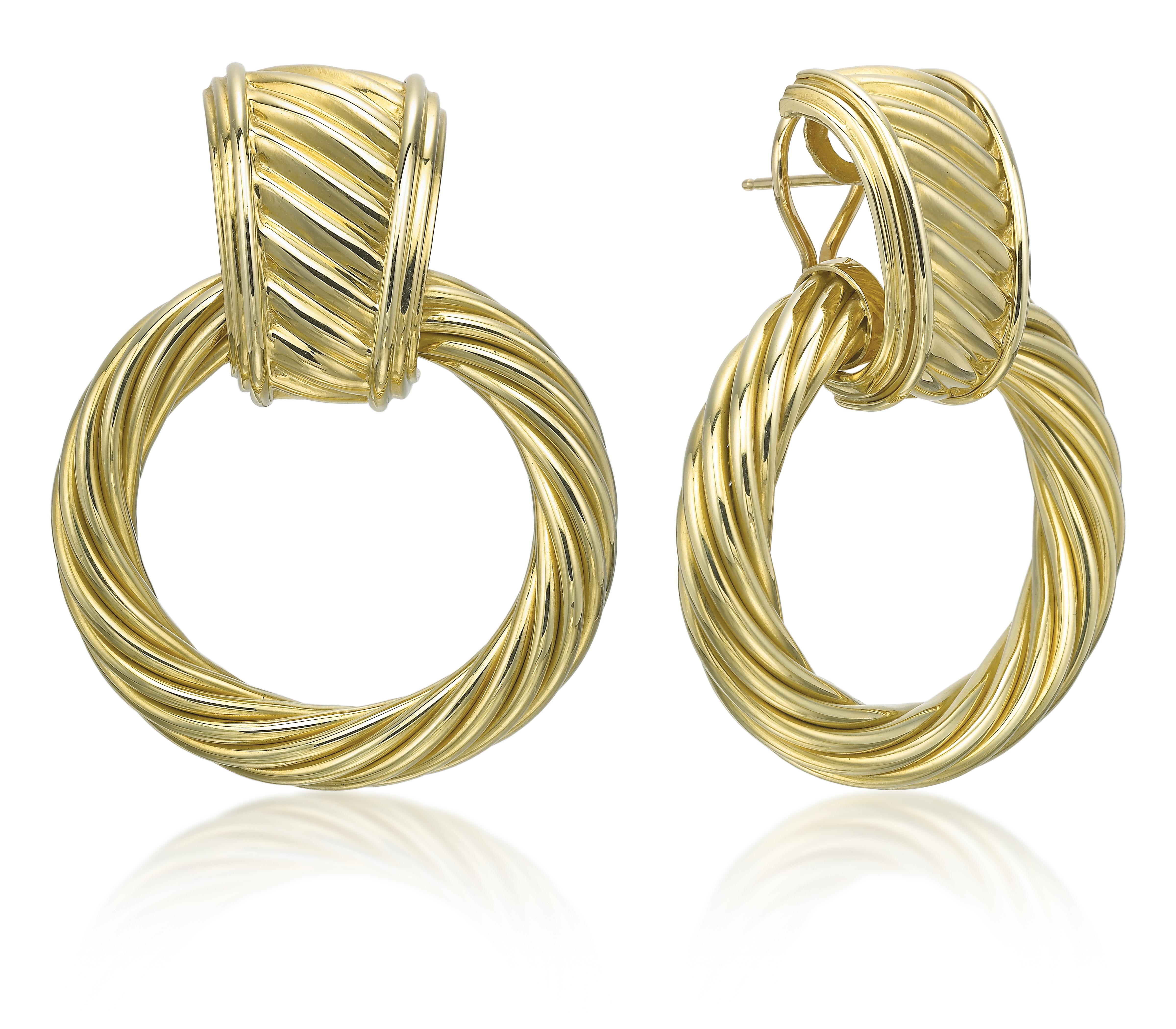 Art and design are fused together from the American designer David Yurman. David Yurman believes that love inspires artistic expression and a shared commitment. These sensational earrings are 14K yellow gold with ribbed twisted grooves and with a