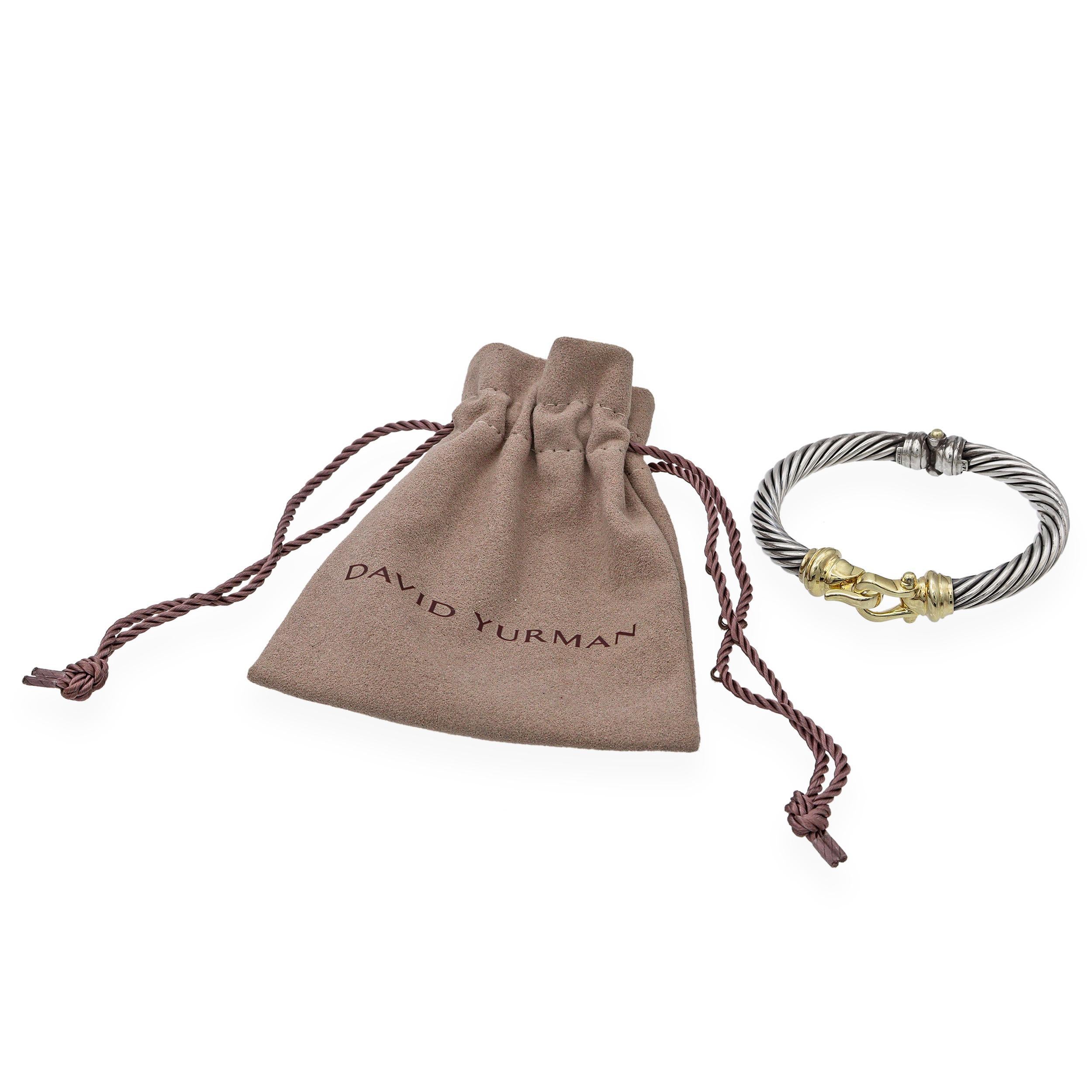 L'élégance intemporelle s'allie à un design audacieux dans ce bracelet manchette David Yurman, confectionné de manière experte en argent sterling avec le motif de câble torsadé emblématique de la marque. Cette manchette à charnière est rehaussée