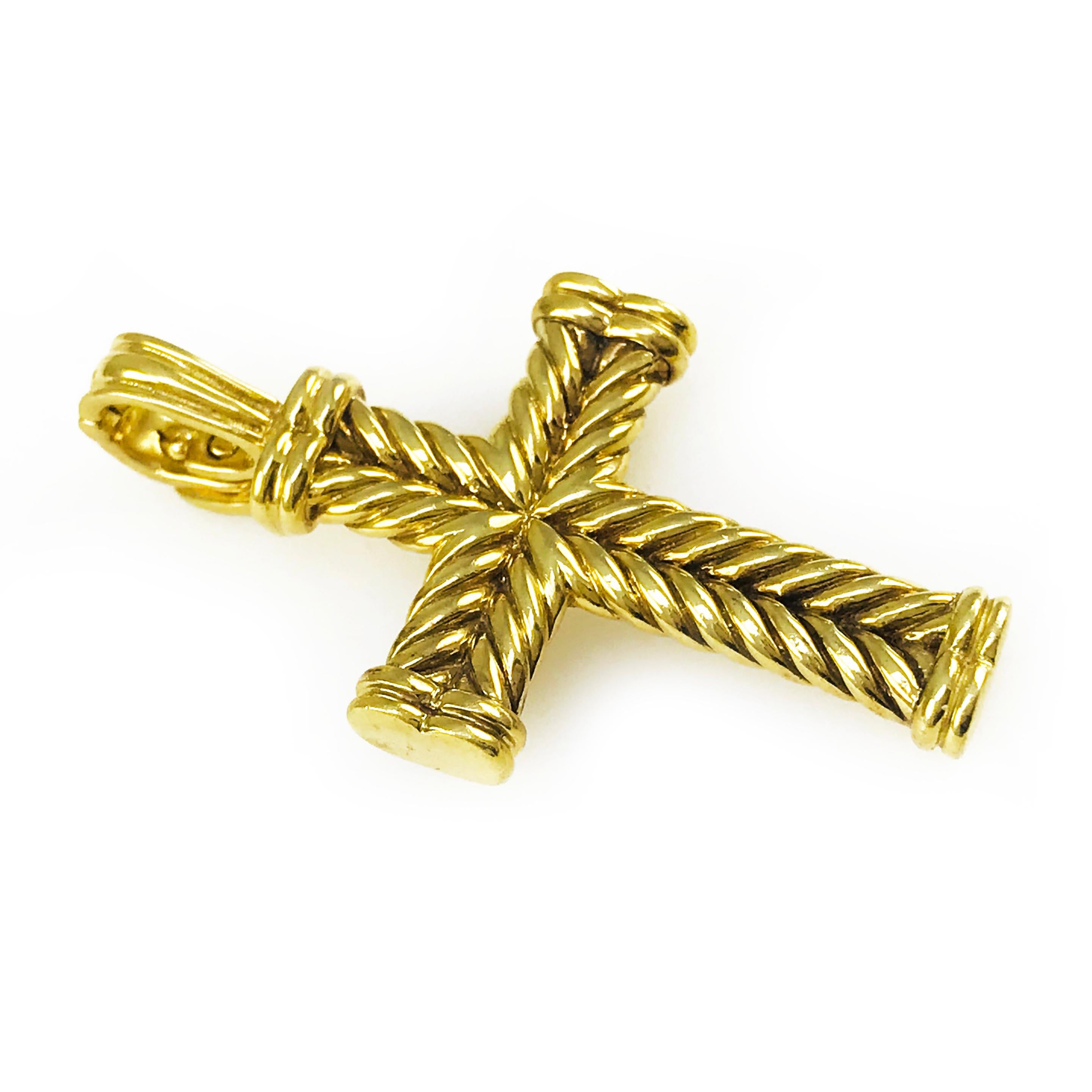 David Yurman pendentif croix en or jaune 18 carats avec attache ouverte. Le motif de câble caractéristique de Yurman est présent dans ce pendentif en forme de croix. Le poinçon ©D.Y. 750 est centré sur le dos de la croix.