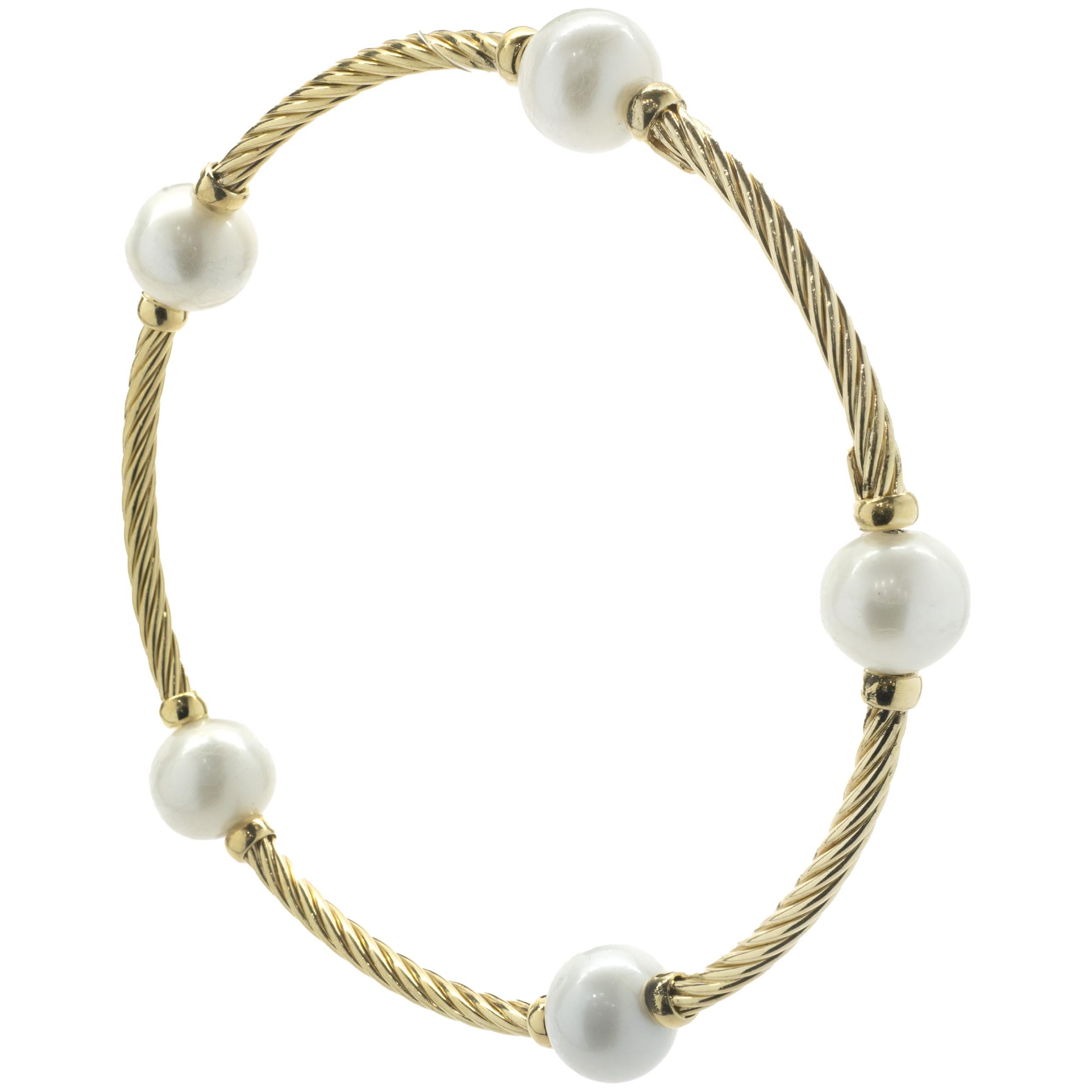 Designer: David Yurman
Material: 18K Gelbgold
Abmessungen: Das Armband passt an ein Handgelenk von bis zu 6,5 Zoll
Gewicht: 14,89 Gramm
