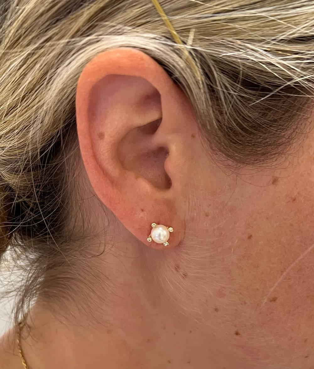 David Yurman 18 Karat Yellow Gold Cultured Pearl & Natural Diamond Stud Earrings In Excellent Condition In  Baltimore, MD