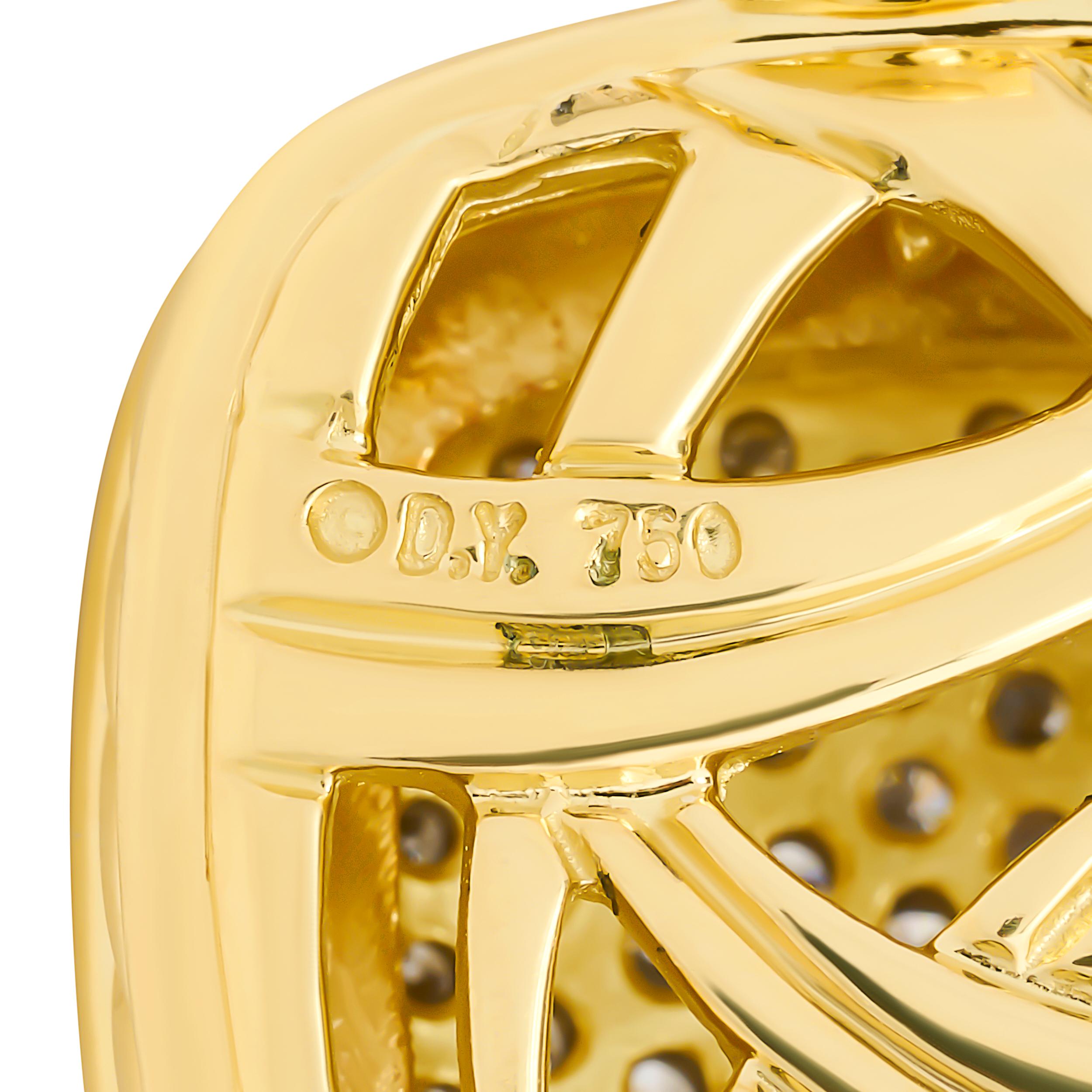 Dieser Anhänger aus Gelbgold von David Yurman hat eine weiche, quadratische Kissenform und ein zentrales Feld aus schillernden Diamanten in Pavé-Fassung.

Es gibt 63 runde Diamanten mit einem Gewicht von ca. 0,65 Karat; sie haben die Farbe G-H und